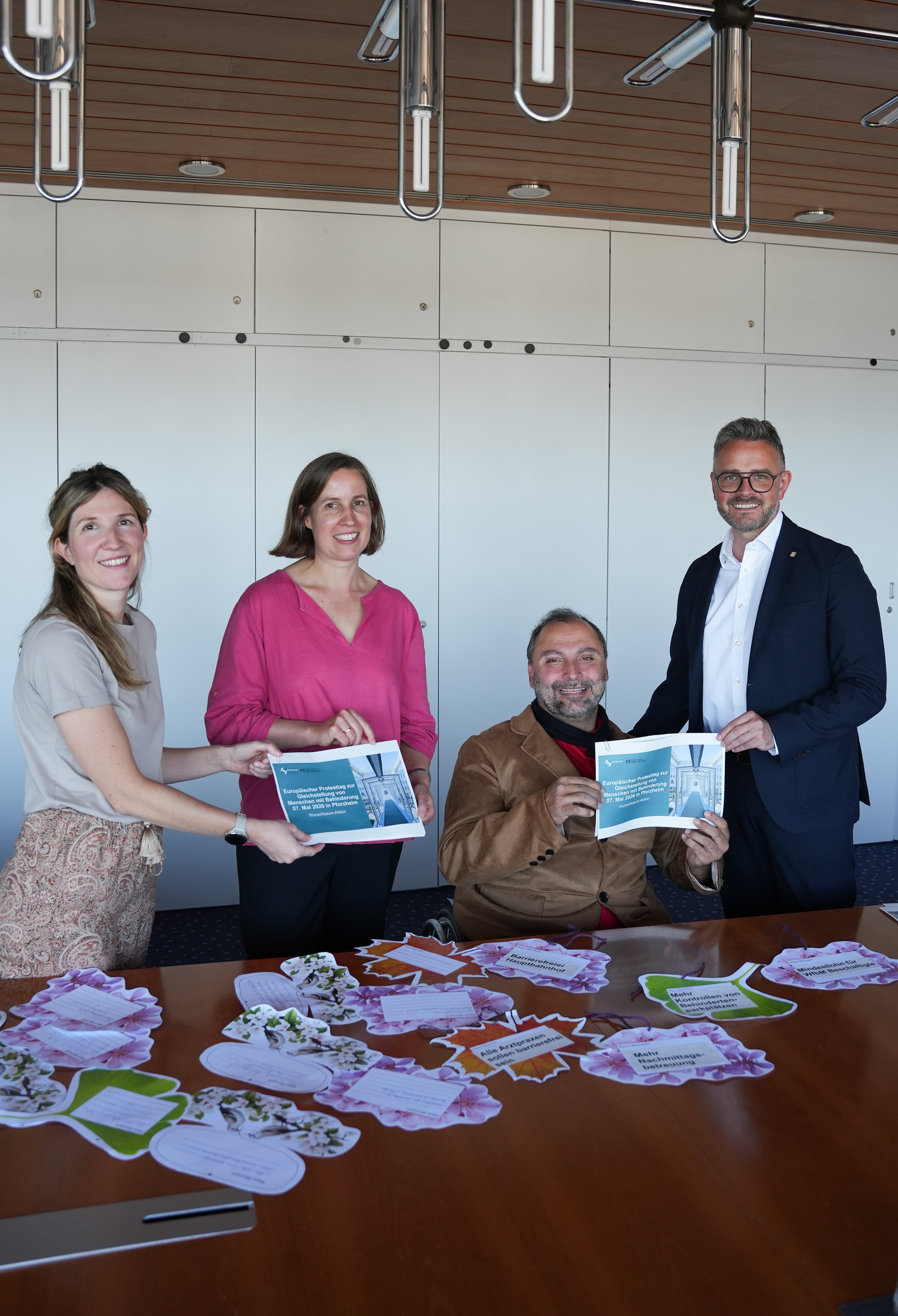 Die Inklusionsbeauftragte des Enzkreises, Anne Marie Rouviere-Petruzzi (links) sowie der Inklusionsbeauftragte der Stadt Pforzheim, Mohamed Zakzak (Zweiter von rechts), übergaben die Wünsche der Wunschbaum-Aktion an den Pforzheimer Oberbürgermeister Peter Boch (rechts) und die Vize-Landrätin des Enzkreises, Dr. Hilde Neidhardt. Bei Verwendung des Bildmaterials bitte ©Stadt Pforzheim; Christian Schweizer angeben.