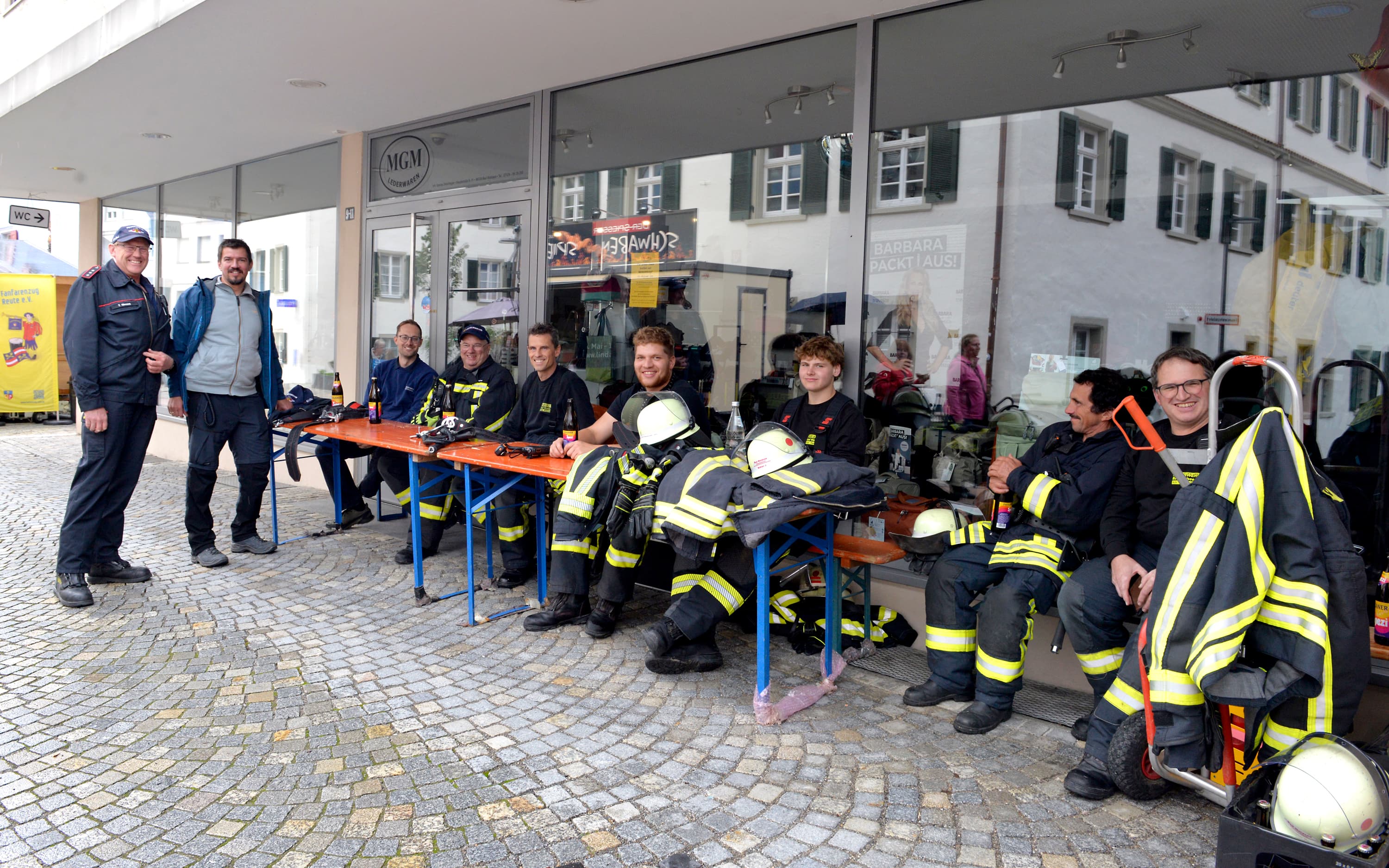 Feuerwehrleute mit Ausrüstung bei der Bereitschaft zum Altstadt- und Seenachtfest