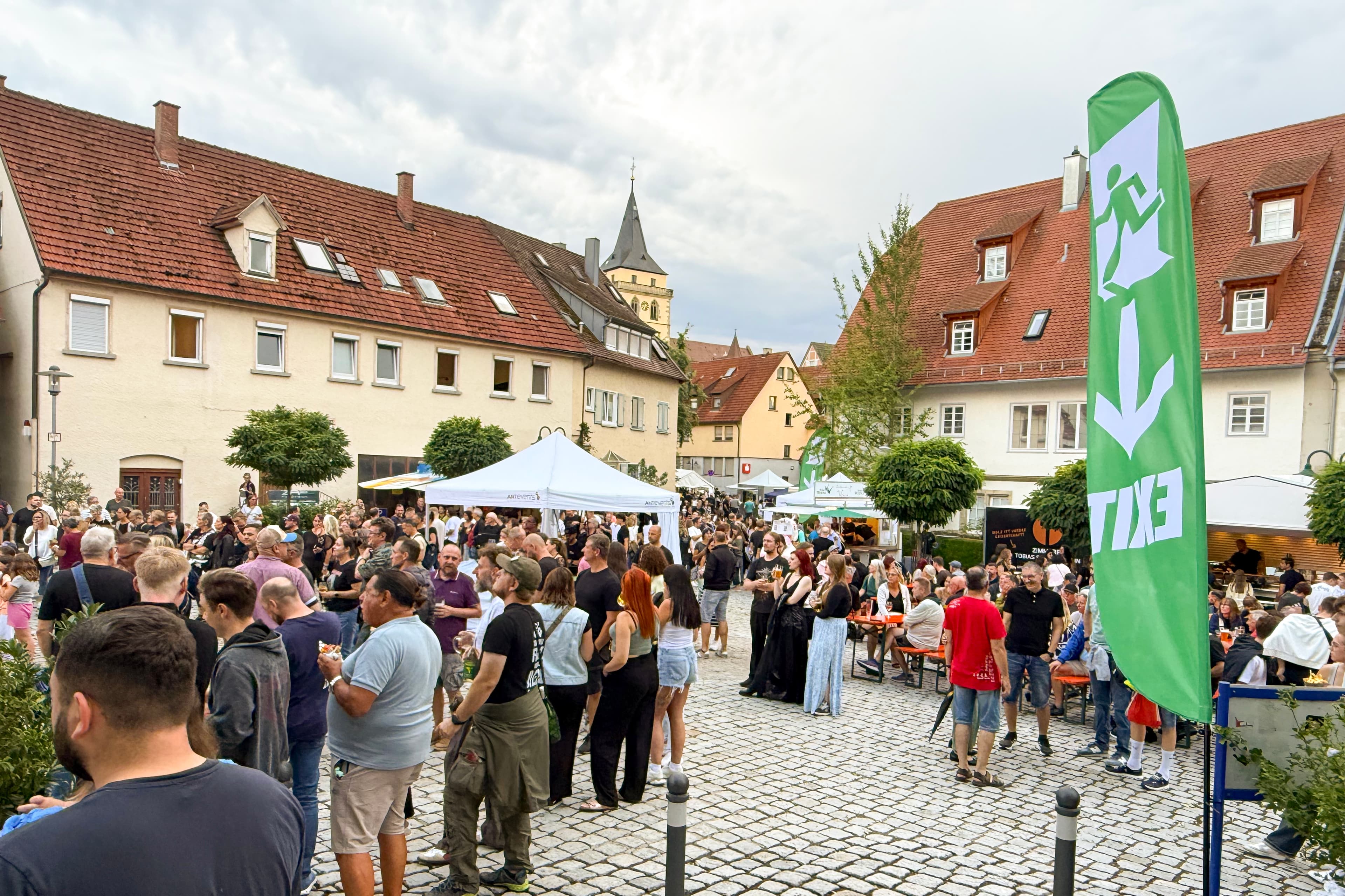 Besucherinnen und Besucher bei den Sachsenheimer Schloßnächten im Schlosshof.