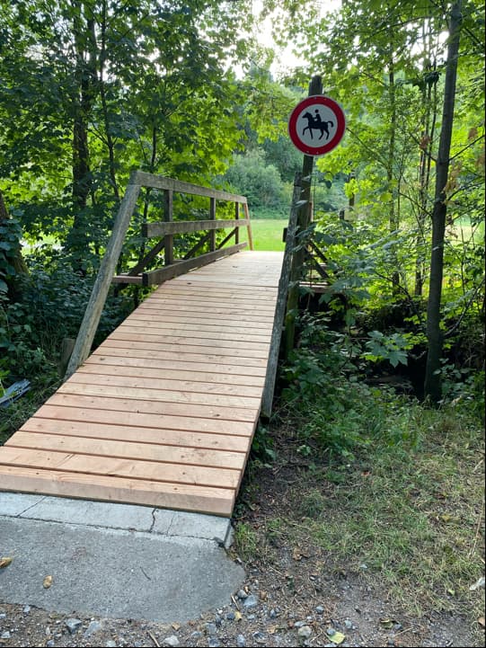 Holz-Fußgängerbrücke am Beutelsbach/Schweizerbach wieder freigegeben