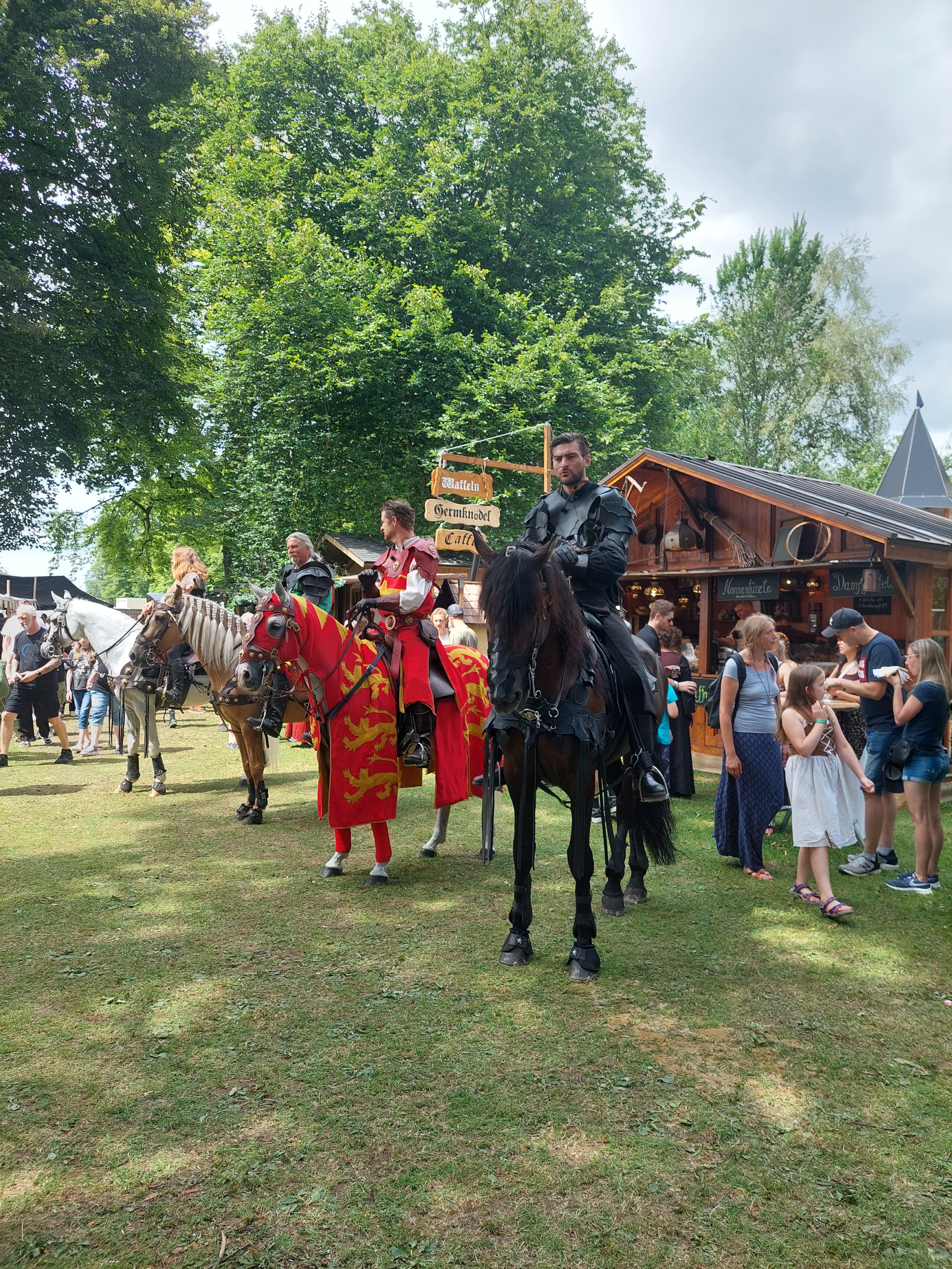 Gewandete Reiter auf Pferden beim Mittelalterspektakel im Pfullendorfer Stadtgarten