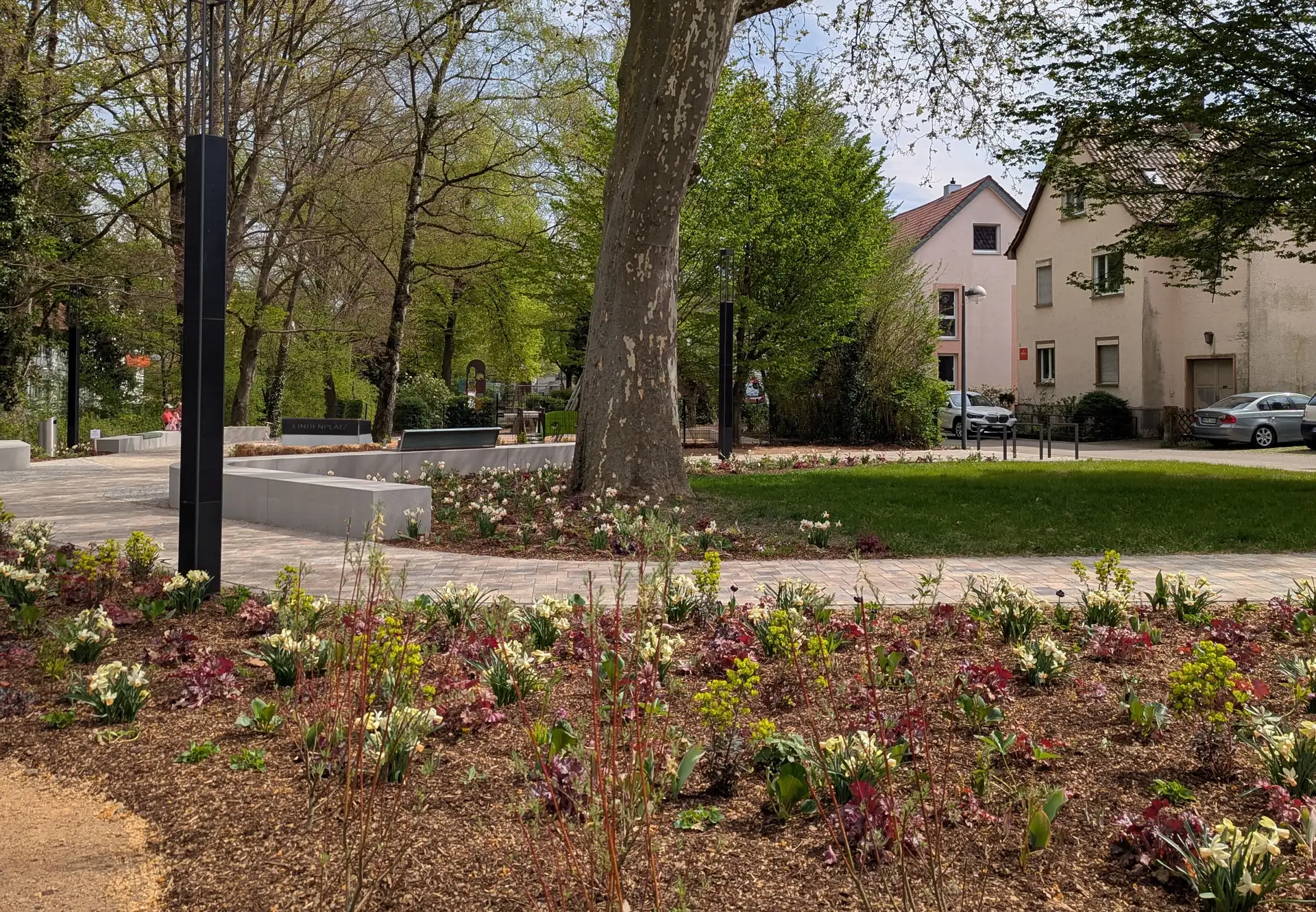 Plakat „METAMORPHOSE“ mit Datum und Uhrzeit für die Übergabe der Skulptur am Lindenplatz und Hinweis auf die Filmpremiere im Michael-Beheim-Saal.
