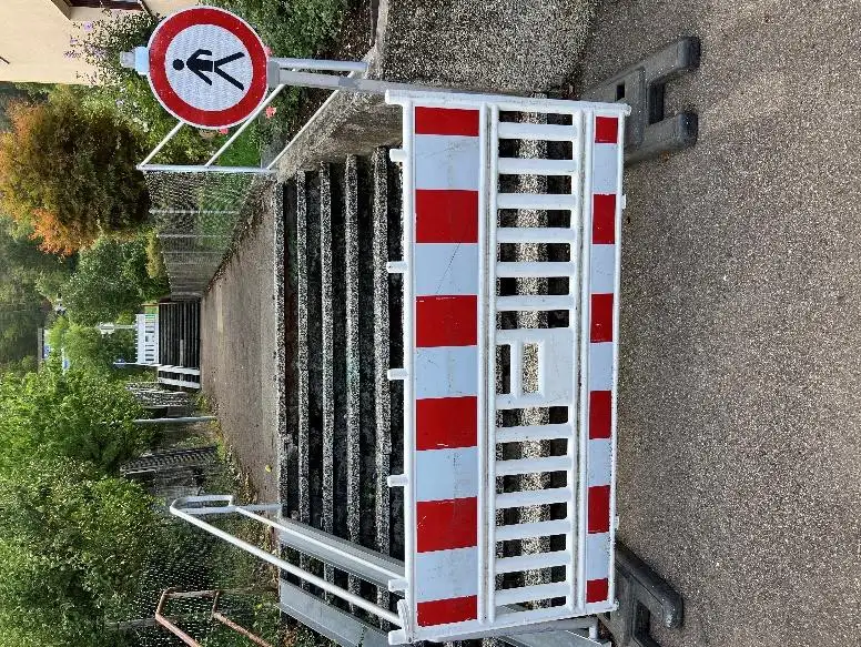 Neue Schutzplanken am sanierten Kolpingweg