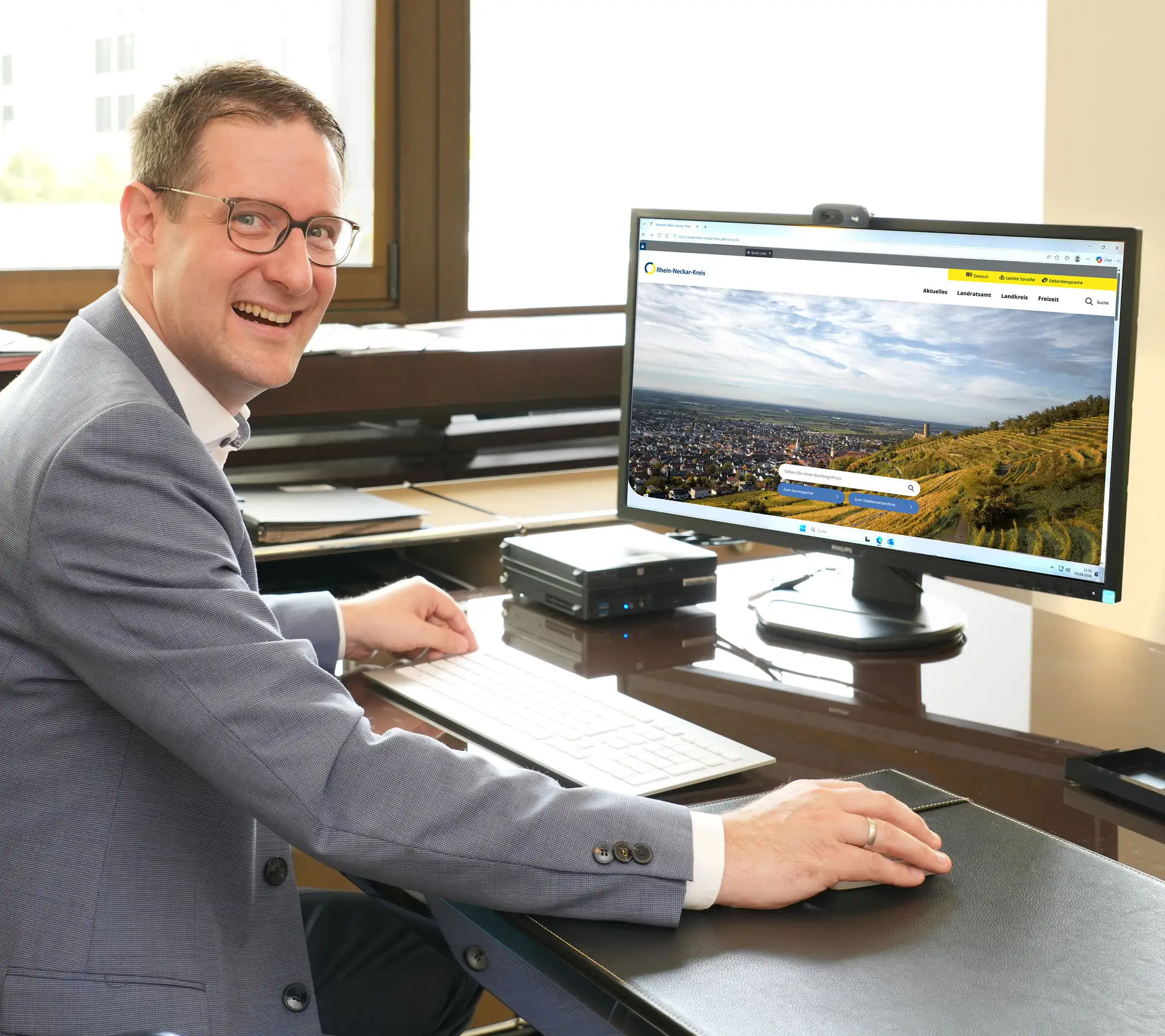 Landrat Manuel Just freut sich über den neuen Webauftritt des Kreises (