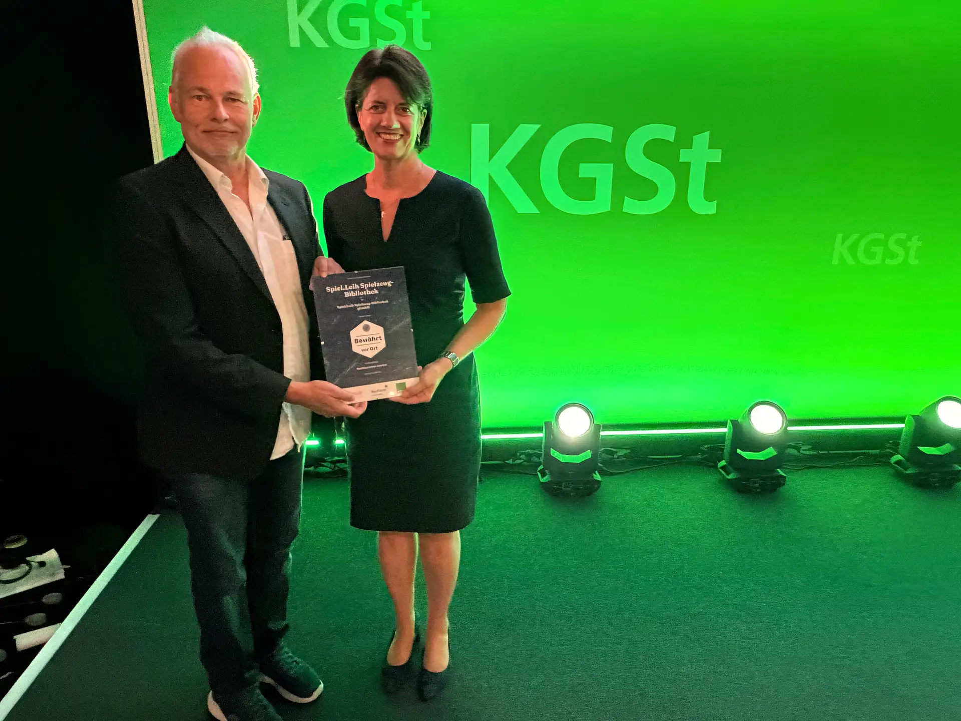 Oberbürgermeisterin Gabriele Zull und Wirtschaftsförderer Dr. Christoph Pfefferle nehmen den Preis auf dem KGSt-Forum in Leipzig in Empfang zur redaktionellen Auswertung, Text untenstehend.