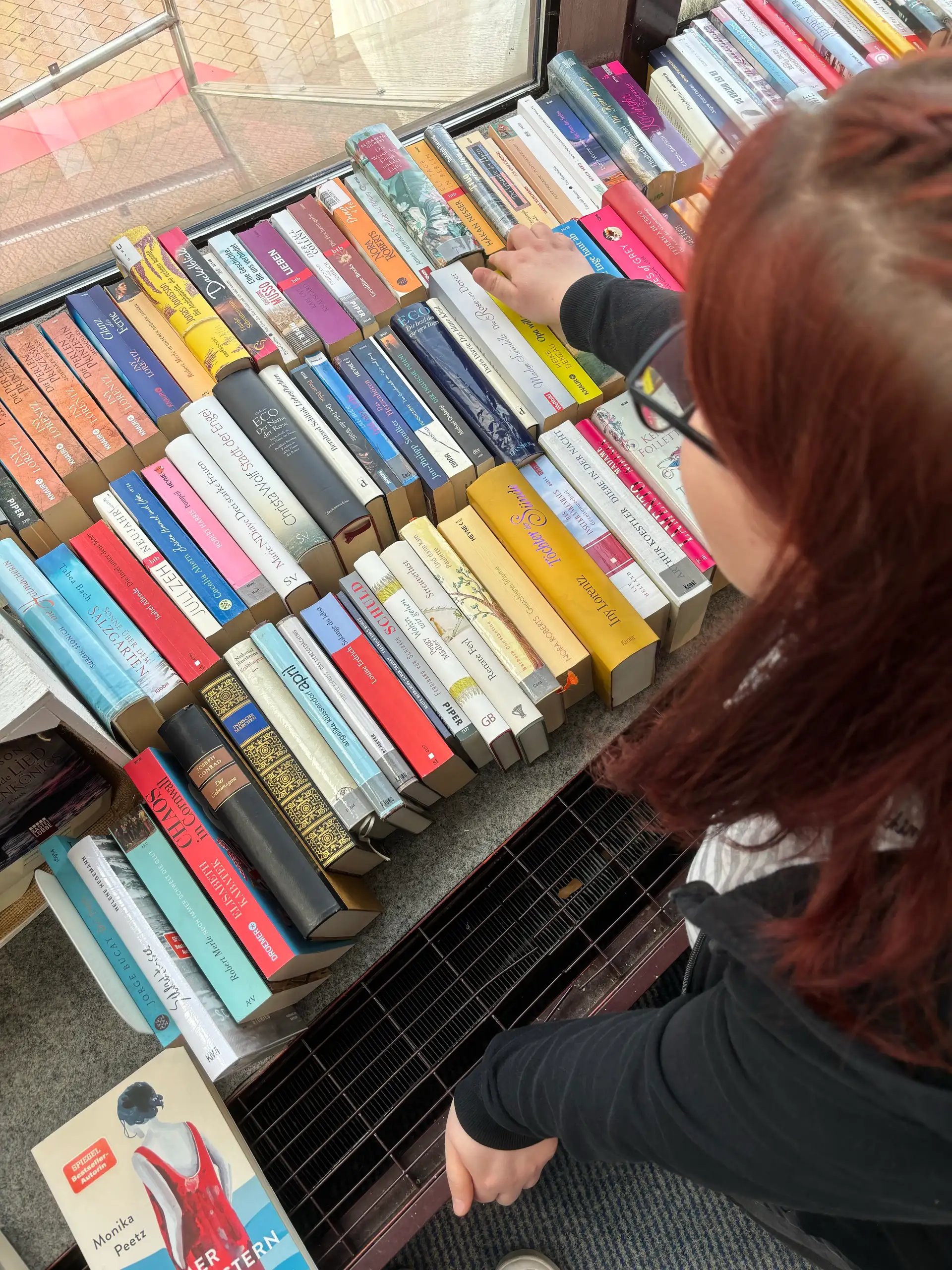Flohmarktstand in der Stadtbibliothek mit ausgelegten Büchern.