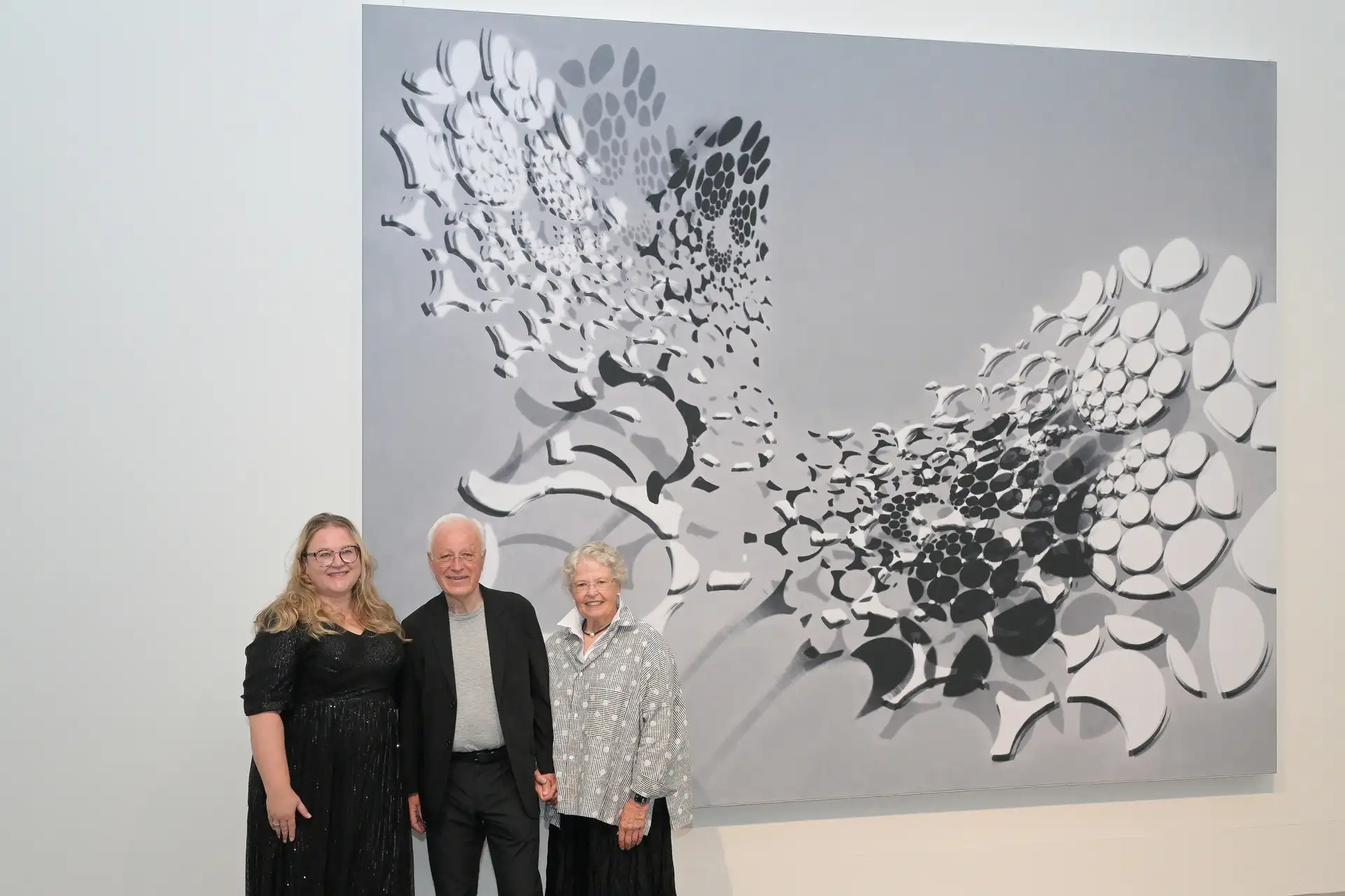 Museumsleiterin Saskia Dams (von links) ist dankbar für die großzügige Unterstützung von Jörg Michelfelder und dessen Partnerin Alice Kubler.