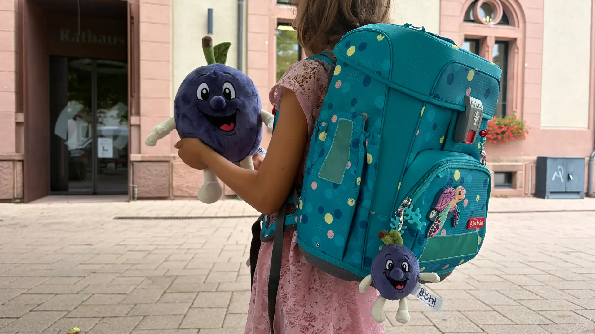 Der beliebte Quetschi ist jetzt auch als kleine Plüschfigur mit Anhänger erhältlich.
