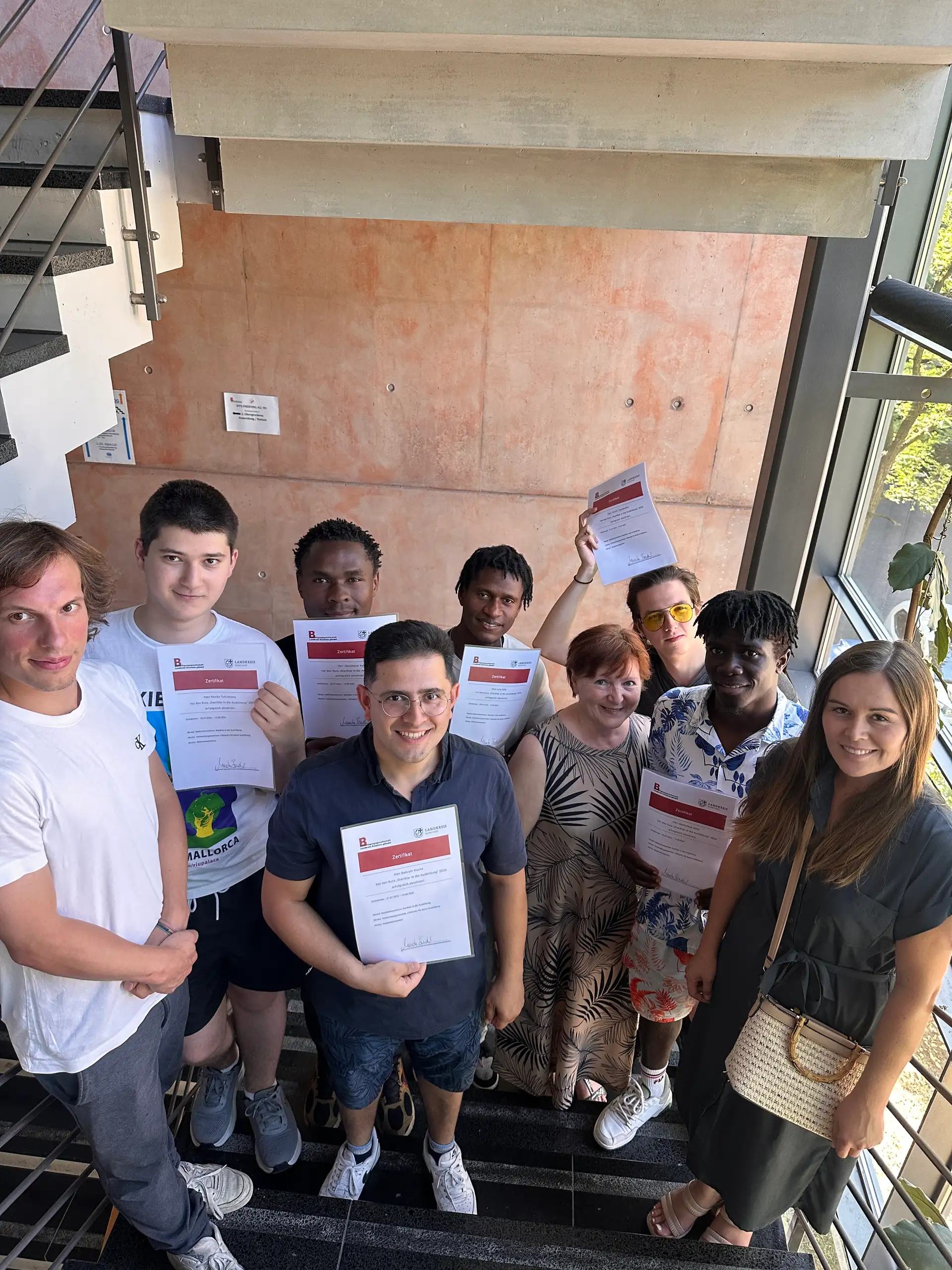 Absolventinnen und Absolventen des Kurses „Startklar in die Ausbildung“ mit Seminarleiterin Tatjana Eckhardt, Beschäftigungs- gesellschaft Landkreis Konstanz, und Melina Miguel Testa, Sprach- koordination Amt für Migration und Integration bei der Zertifikatsübergabe Mitte August.