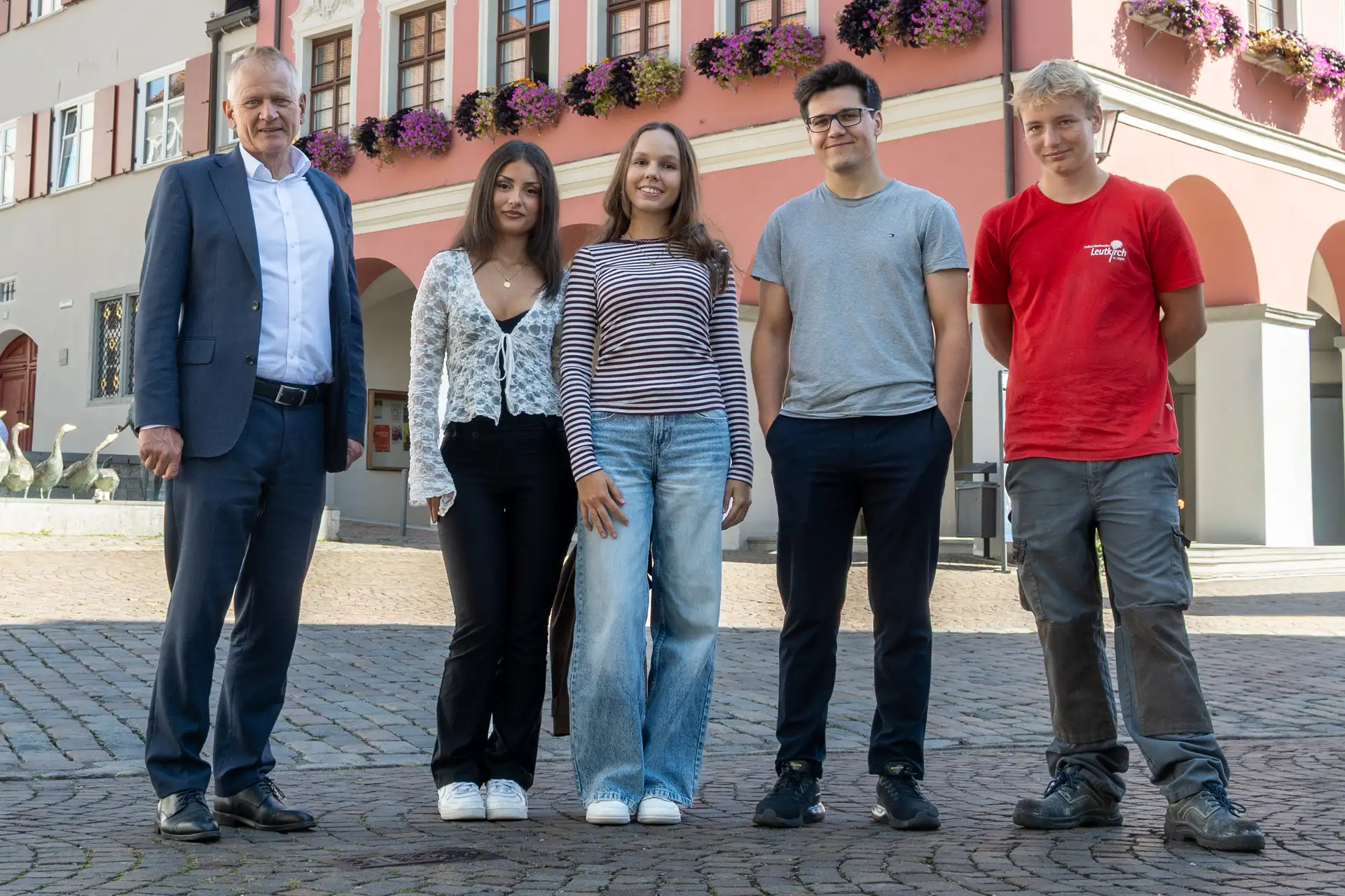 Gruppe von sechs neuen Auszubildenden mit Oberbürgermeister Hans-Jörg Henle bei einem gemeinsamen Foto.