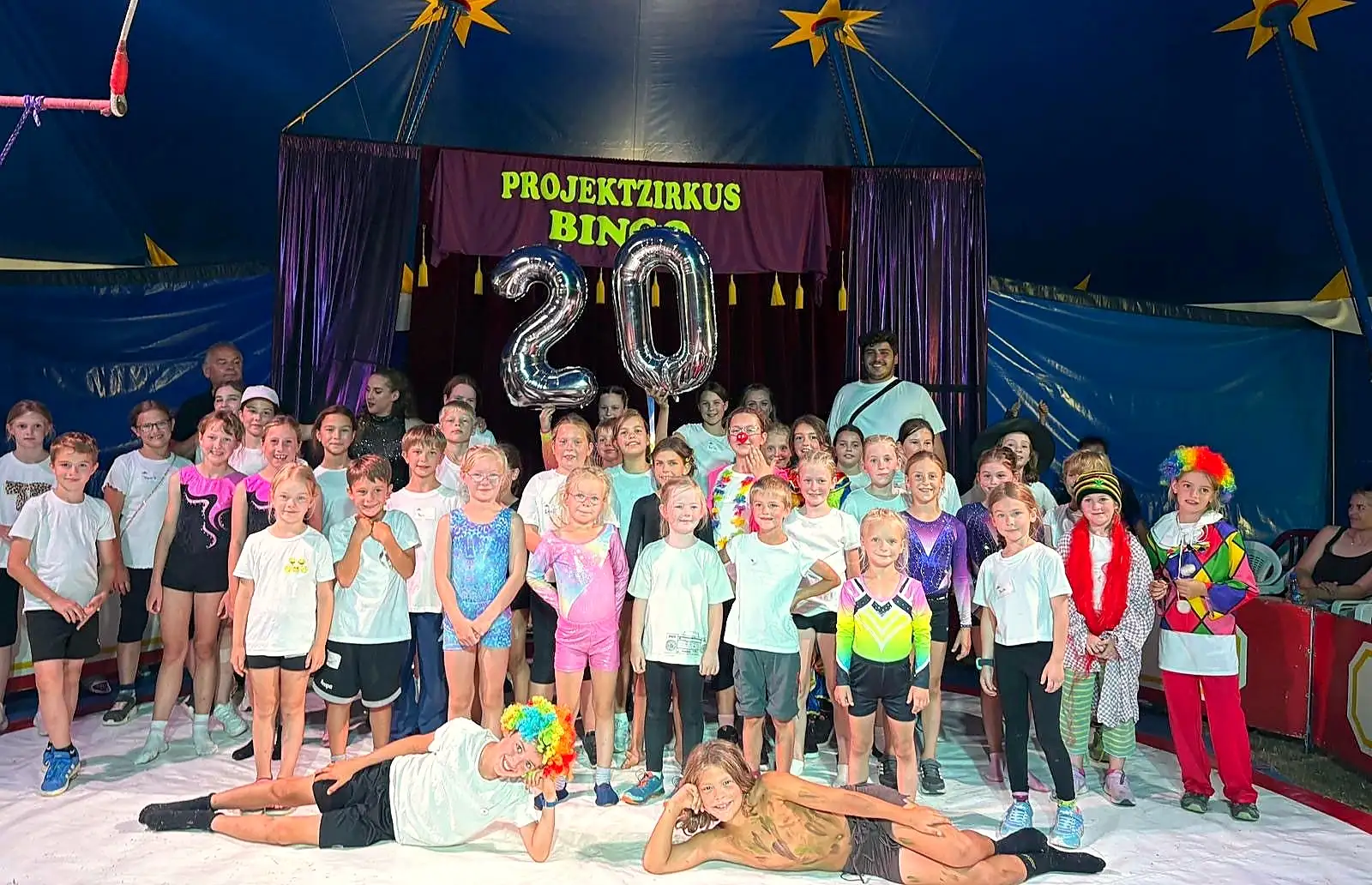 Kinder bei einer Zirkusvorstellung im Rahmen des Böblinger Zirkuscamps
