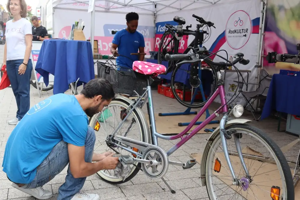 Personen prüfen ein Fahrrad in der Fußgängerzone.