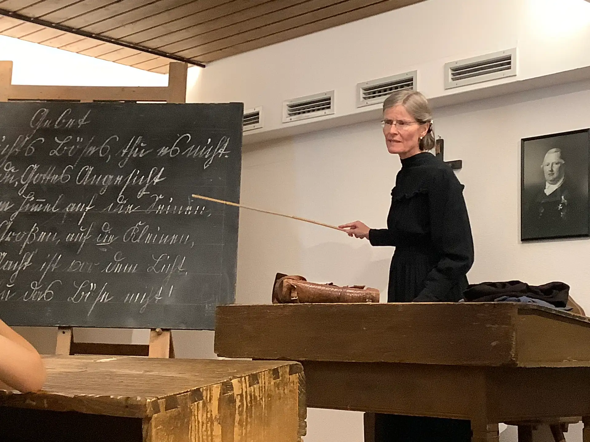Zwei Kostümführungen im Schulmuseum: Einblick in die Schulzeiten um 1850 und die Schul- und Kindheitsgeschichte