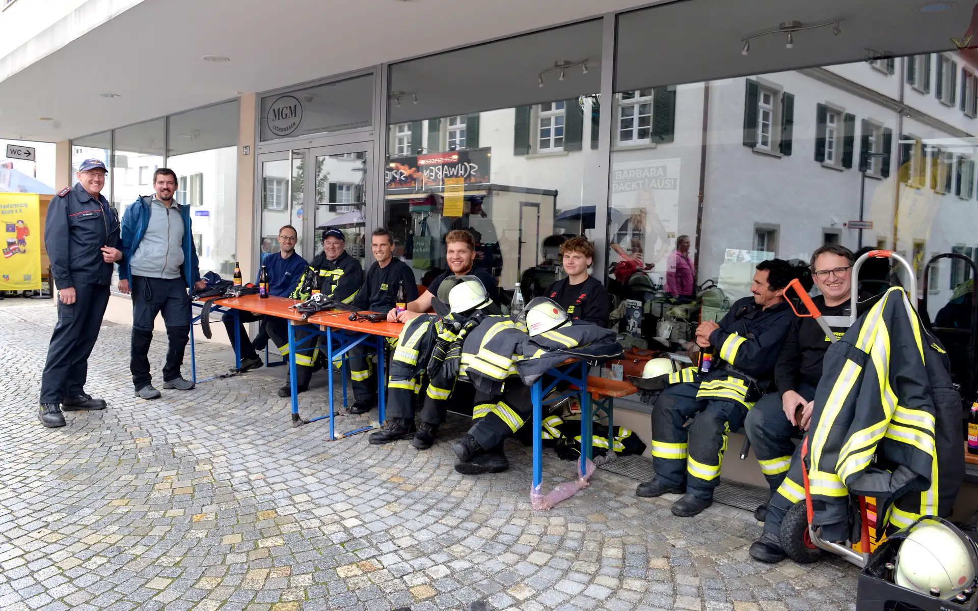 Feuerwehrleute mit Ausrüstung bei der Bereitschaft zum Altstadt- und Seenachtfest