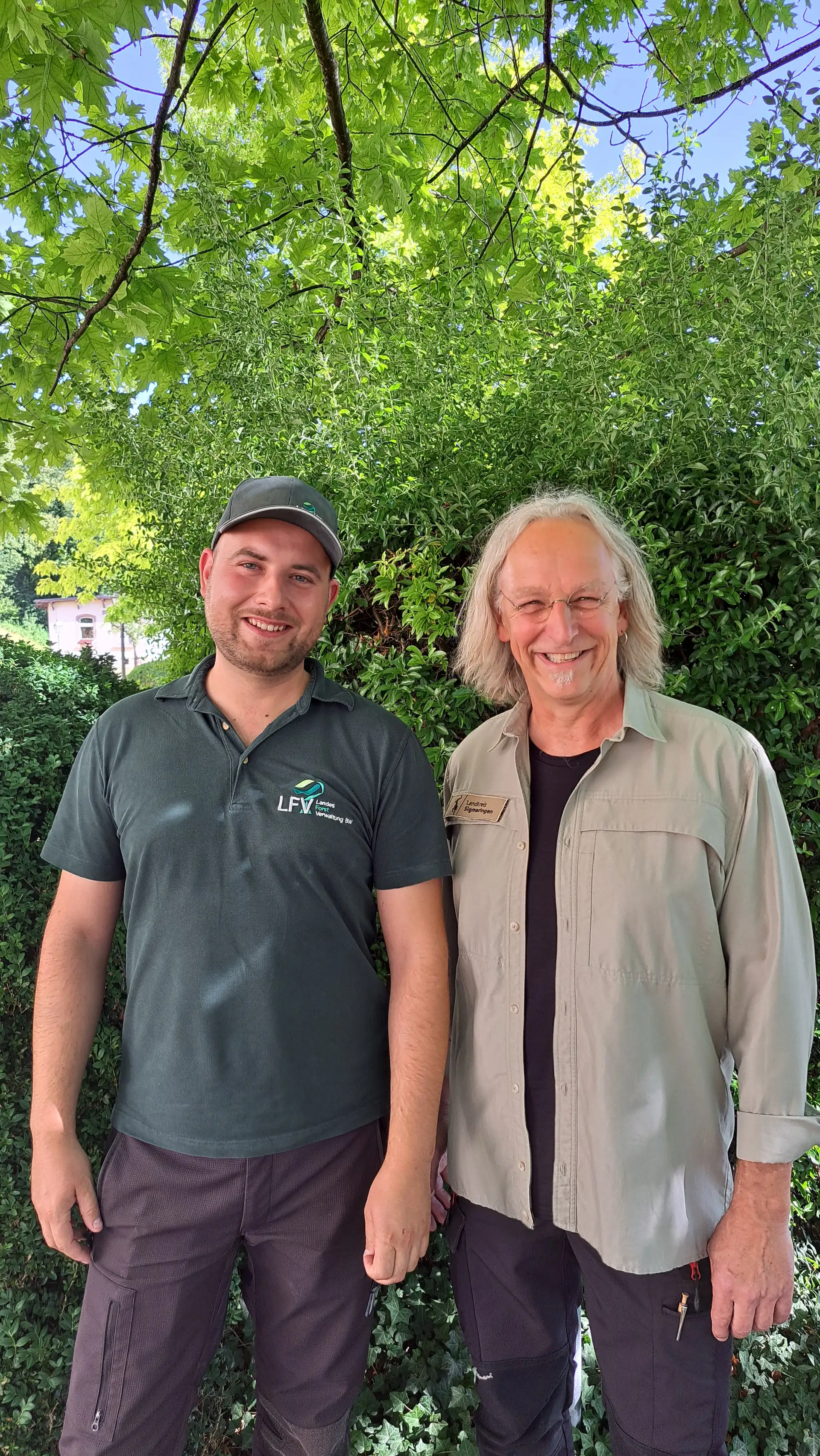 Nach jahrzehntelanger Leitung des Forstreviers Bingen übergibt Günther Letsch (rechts) seine Aufgaben an den 29-jährigen Forstingenieur Johannes Maier.