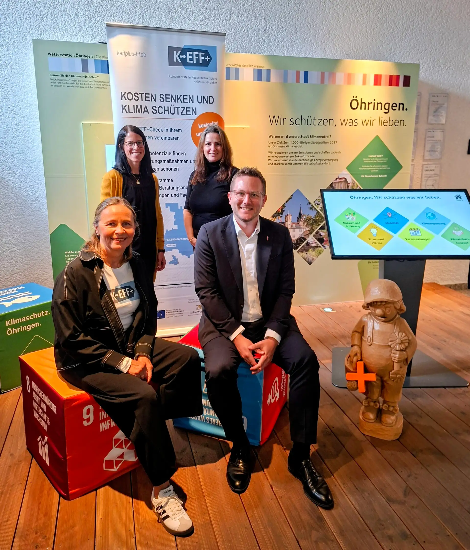 Am städtischen Klima-Infopunkt im Rathaus: v.l.: Effizienzmoderatorin KEFF+ Sabine Worschech, Wirtschaftsförderin Carina Trovato, Klimaschutzmanagerin Roswitha Dahlke und Oberbürgermeister Patrick Wegener.