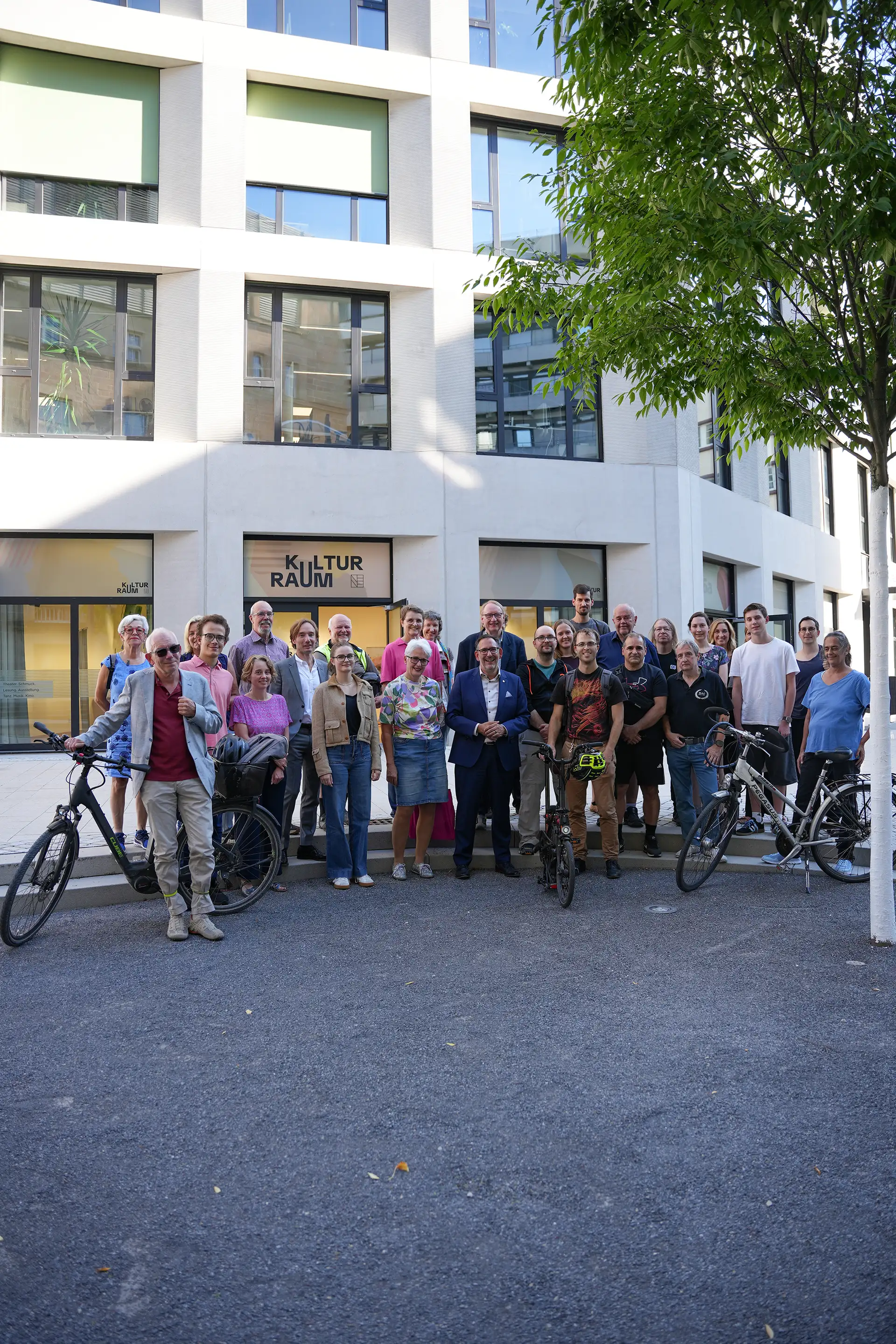 Bürgermeister Tobias Volle (Mitte) mit den Gewinnerinnen und Gewinnern des STADTRADELN 2026. Insgesamt 978 Radelnde absolvierten 19.448 Fahrten und legten dabei 238.674 Kilometer zurück. Beachten Sie folgenden