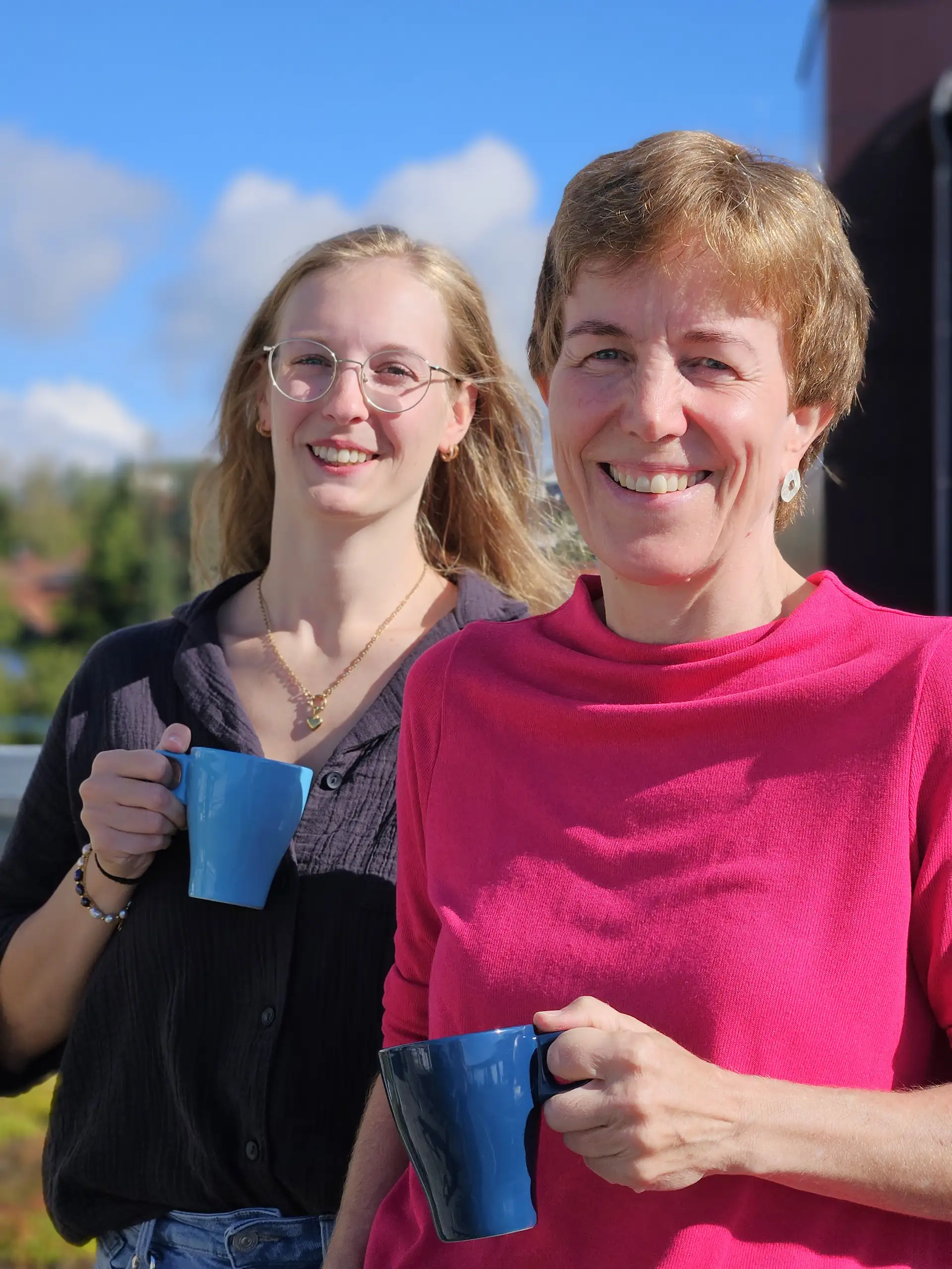 Von links: Tamara Auer und Elke Zeller von der Kontaktstelle im Landratsamt.