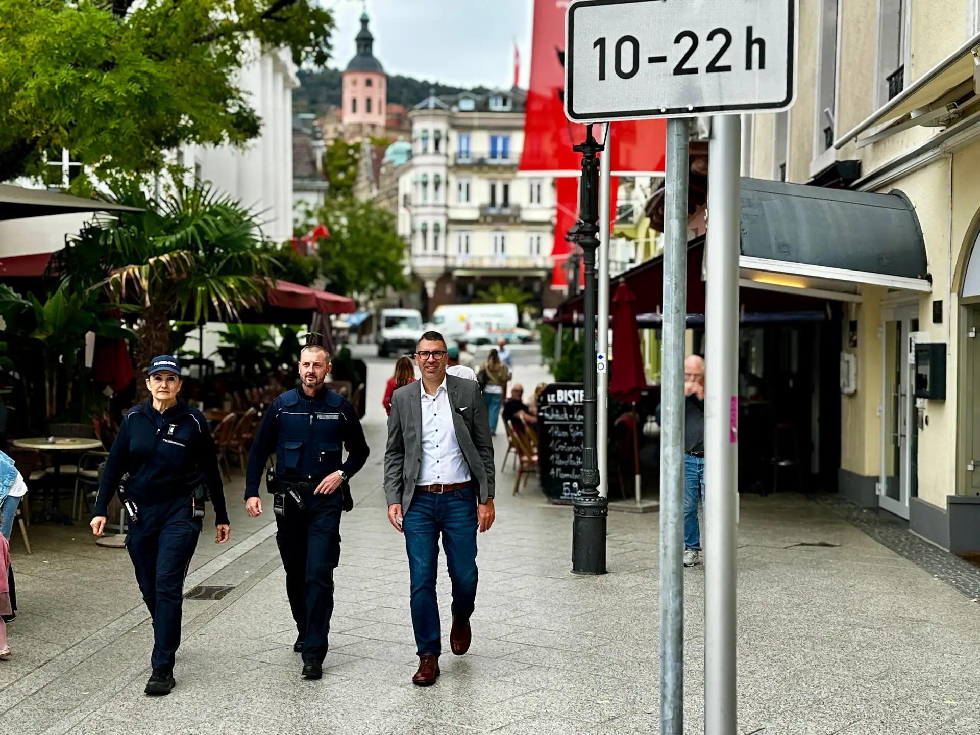 Bürgermeister Dr. Tobias Krammerbauer (rechts) gemeinsam mit zwei Mitarbeitenden des Gemeindlichen Vollzugsdienstes (GVD) beim Vor-Ort-Termin in der unteren Sophienstraße.