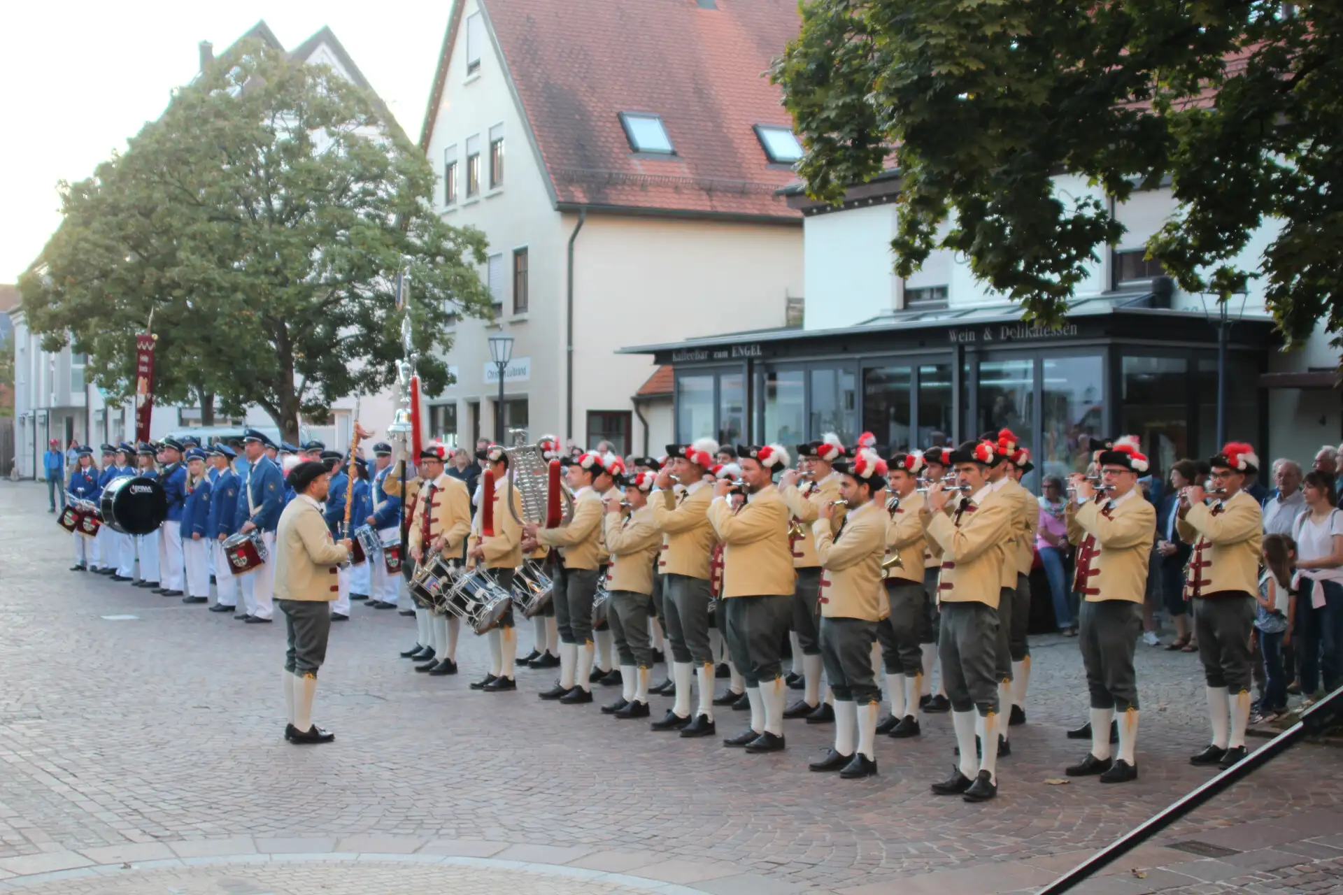 Der Spielmannszug der Freiwilligen Feuerwehr Ochsenhausen auf dem Marktplatz.
