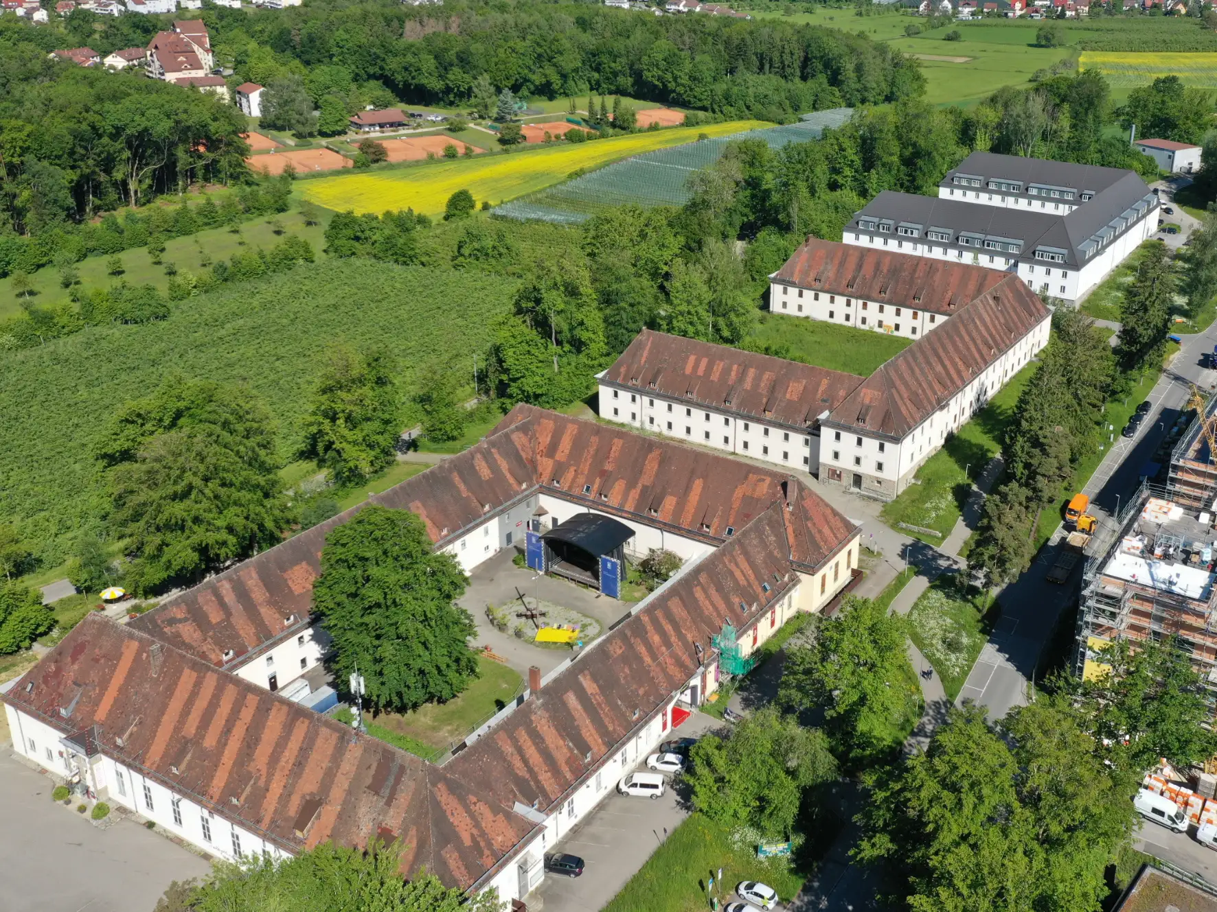 Außenansicht eines Schulgebäudes der Albert-Merglen-Schule in Fallenbrunnen.