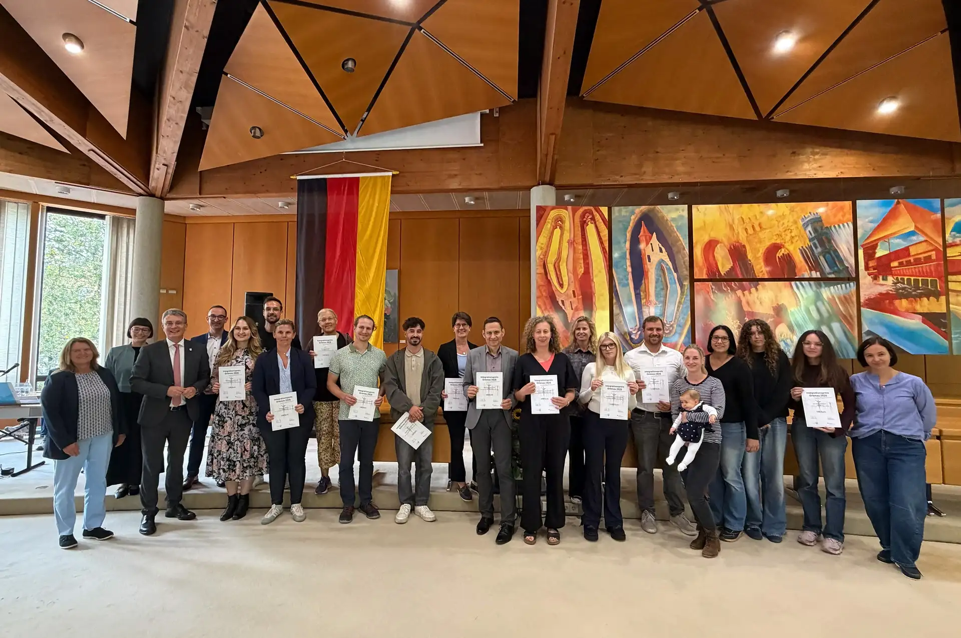 Gruppenfoto der Preisträgerinnen und Preisträger des Integrationspreises Ortenau 2026 mit mehreren abgebildeten Personen von links.