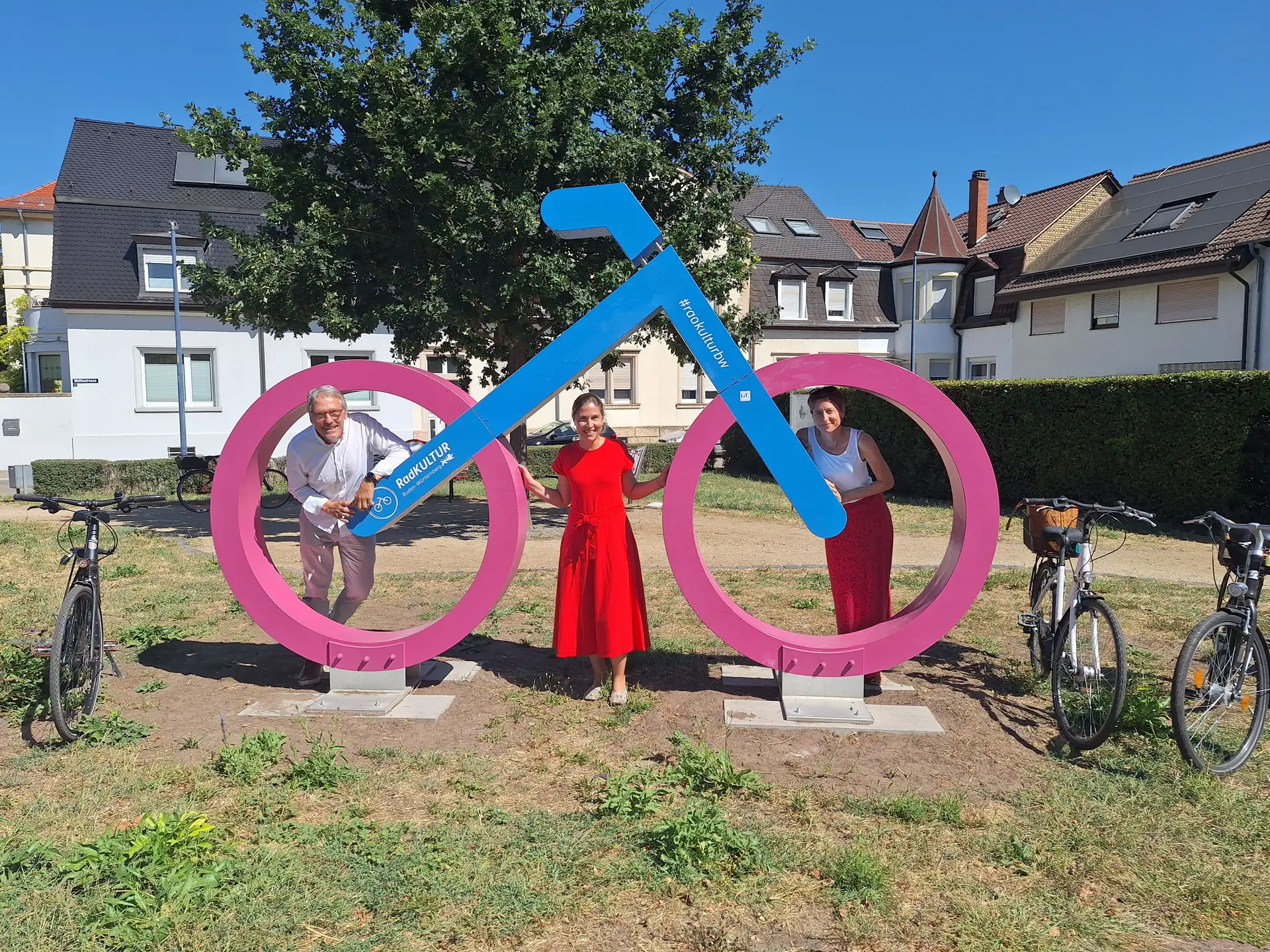 Auf dem Foto von links: Wolfgang Leberecht, Bürgermeisterin Lisa Schlüter, Catrin Nähr ______________________________________________________________________________________ Sarah Erles Öffentlichkeitsarbeit, Gemeinderat OB-Referat Stadtverwaltung Schwetzingen Hebelstraße 1, 68723 Schwetzingen Tel: +49 (6202) 87 194 Fax: +49 (6202) 87 111 Internet:
