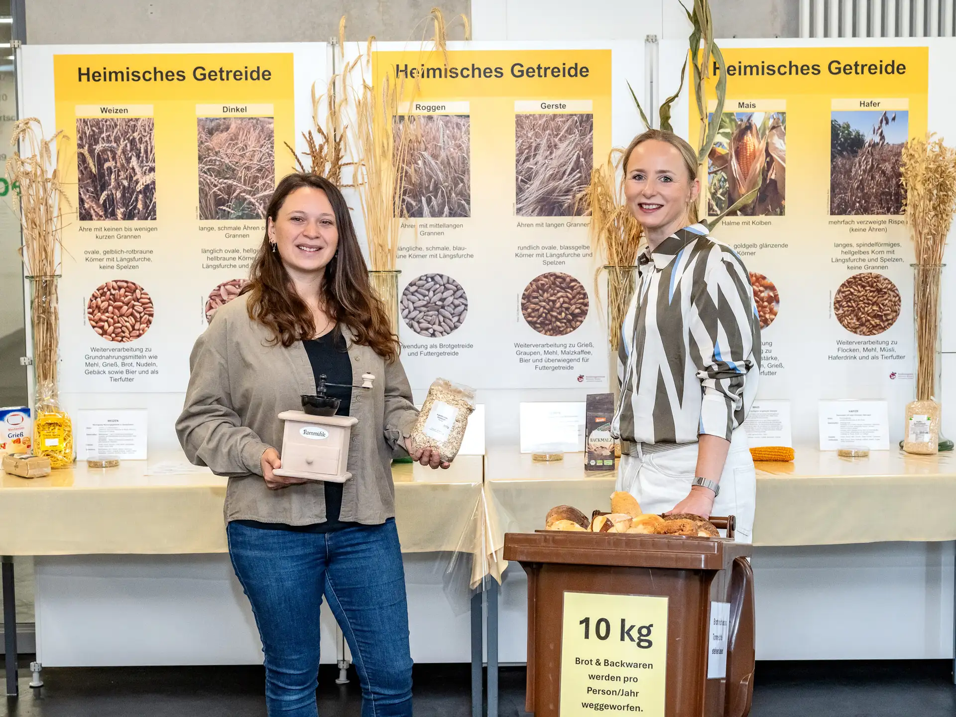 Zwei Personen präsentieren eine Lehrschau im Ernährungszentrum Ludwigsburg.
