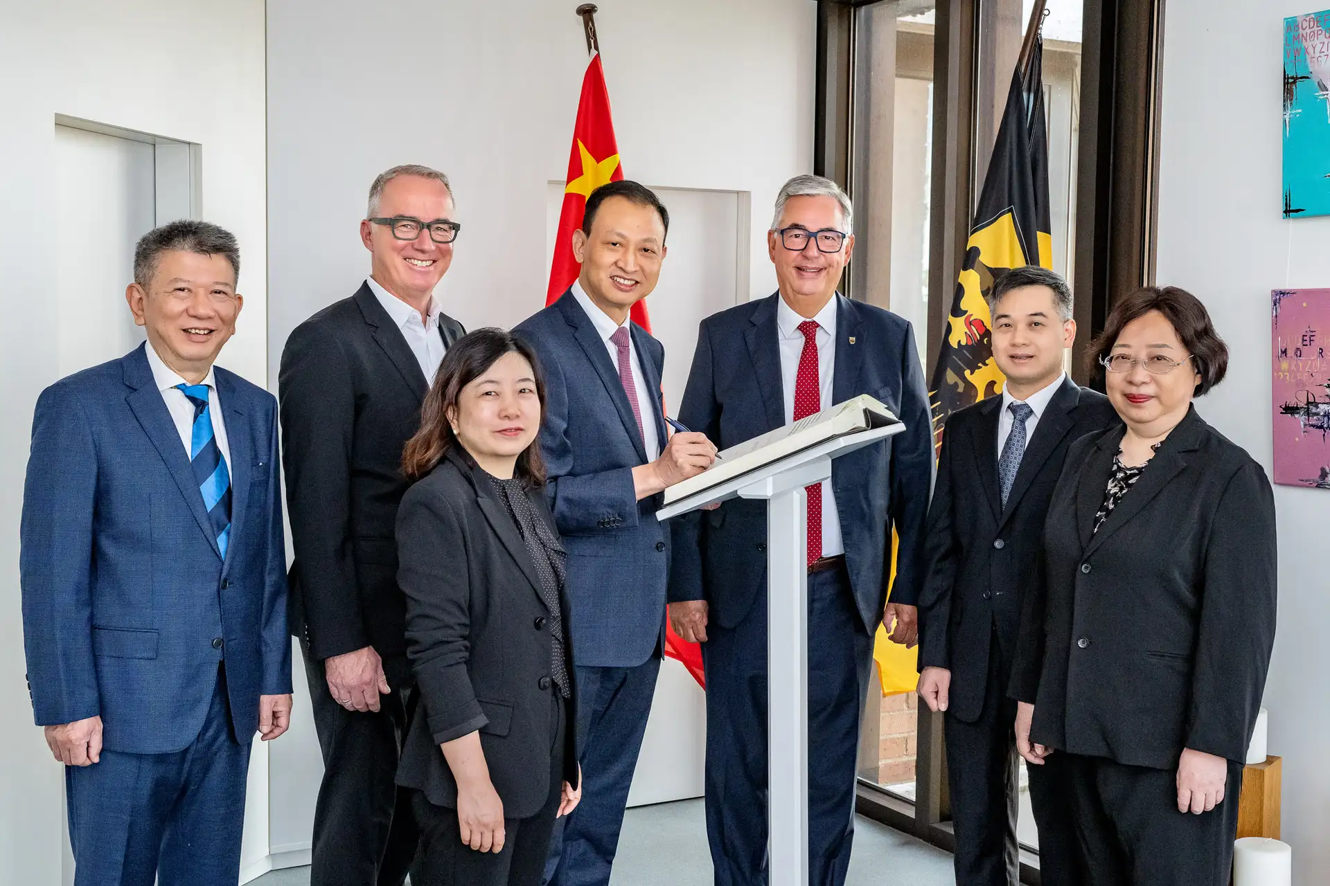 Gruppe von Personen bei der Begrüßung im Kreishaus, von links sind u. a. Liang Jie, Dr. Marc Nickel, Zhang Rong, Li Junming, Landrat Dietmar Allgaier, Xie Yuanliang und Qin Huimin zu sehen.