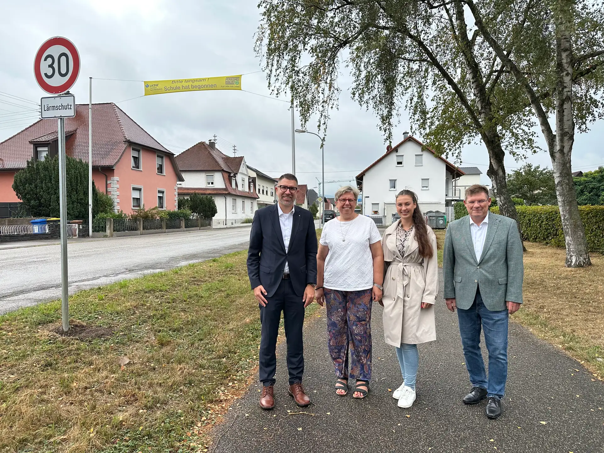 Bürgermeister Dr. Tobias Krammerbauer, Petra Kurpisz (Leiterin Abteilung Öffentliche Ordnung), Franziska Rietschel (Abteilung Straßenverkehr) und Ortsvorsteher Wolfram Birk informieren in Sandweier über die ersten Maßnahmen des Lärmaktionsplans. (v. l. n. r.)