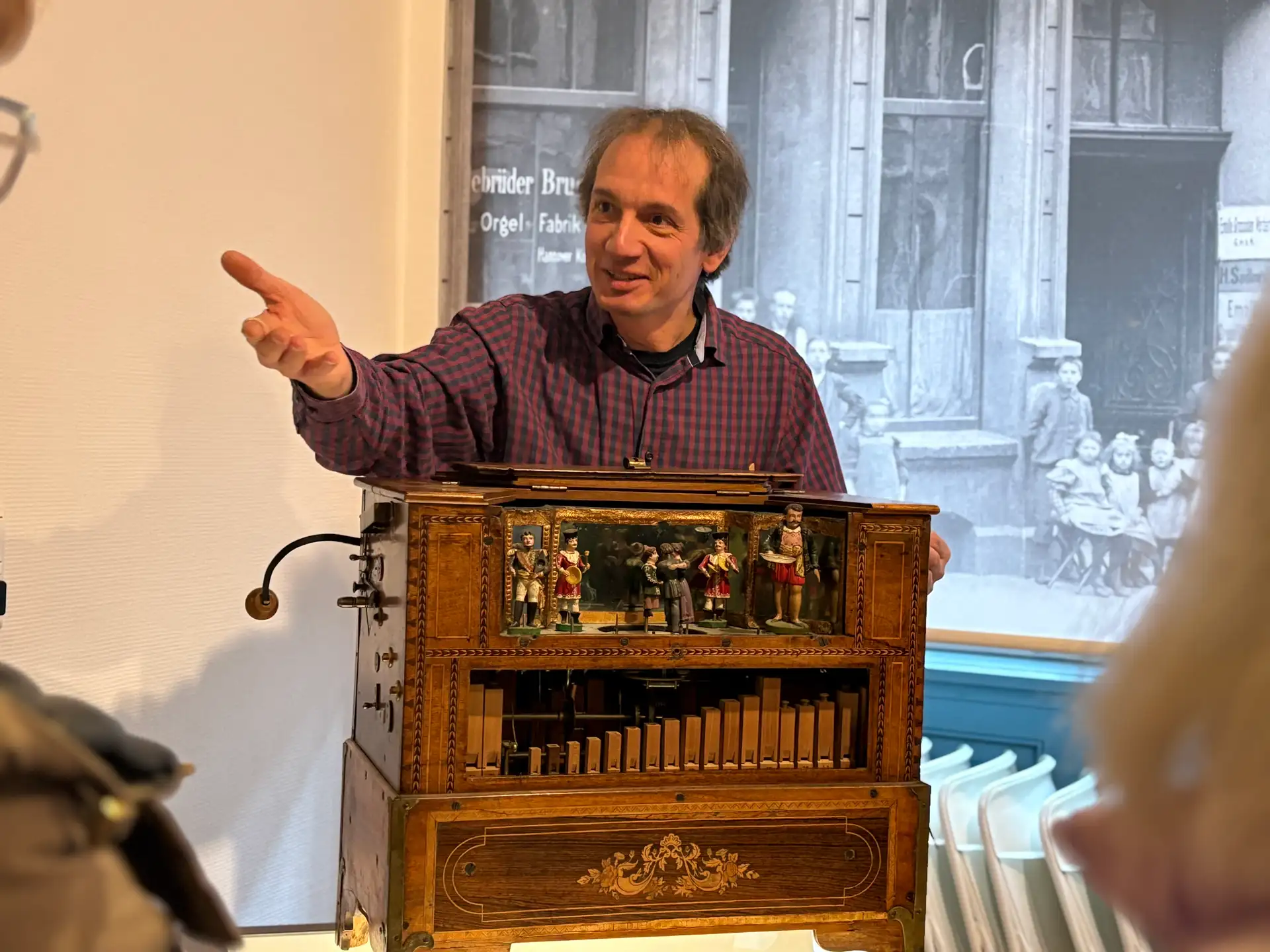 Achim Schneider wird im Elztalmuseum außerdem die historischen Drehorgeln Achim Schneider bei der Sonderführung im Museum.