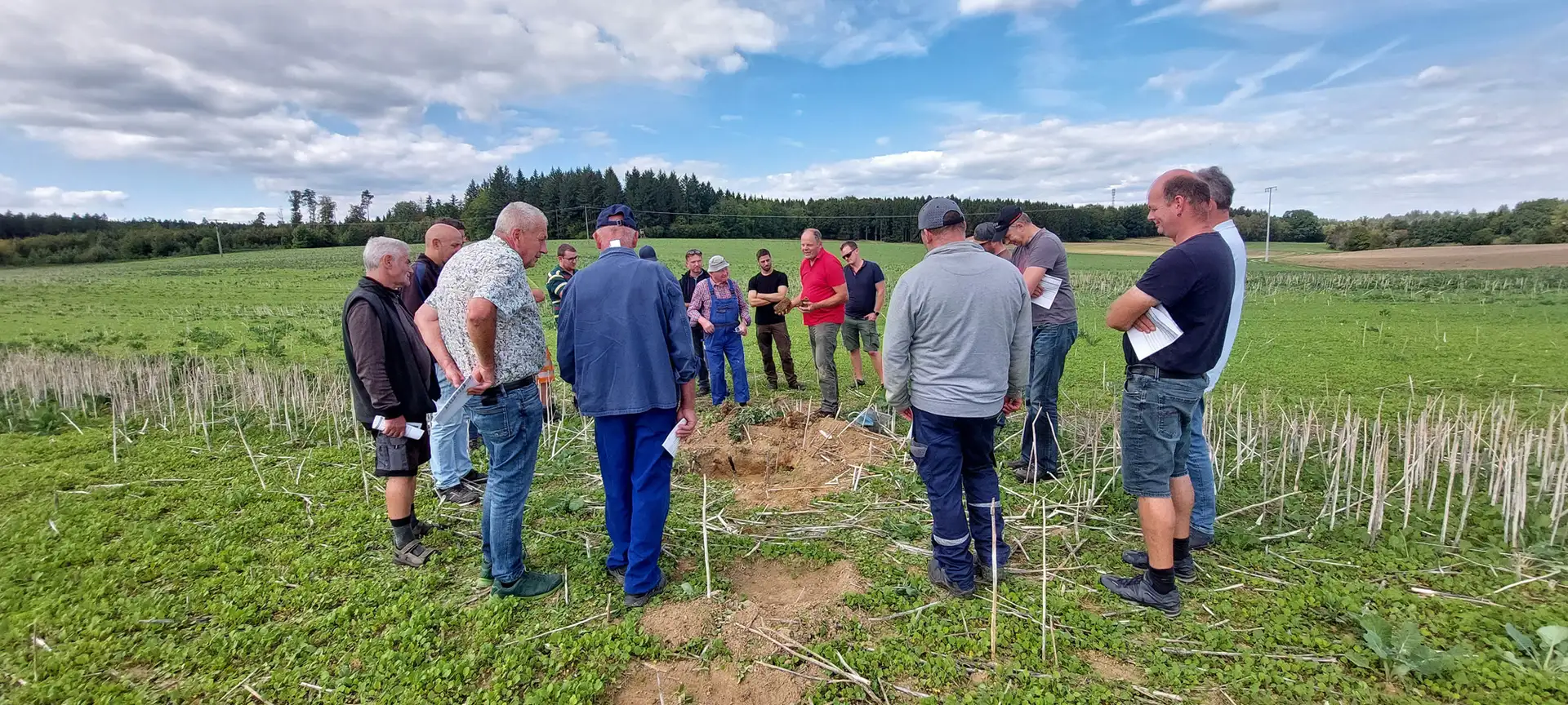 Auf der Ackerfläche bei Bolstern informieren sich die interessierten Landwirte über den Versuch, der Praxistauglichkeit und Gewässerschutz bei der Bodenbearbeitung im Herbst bestmöglich vereinen soll.