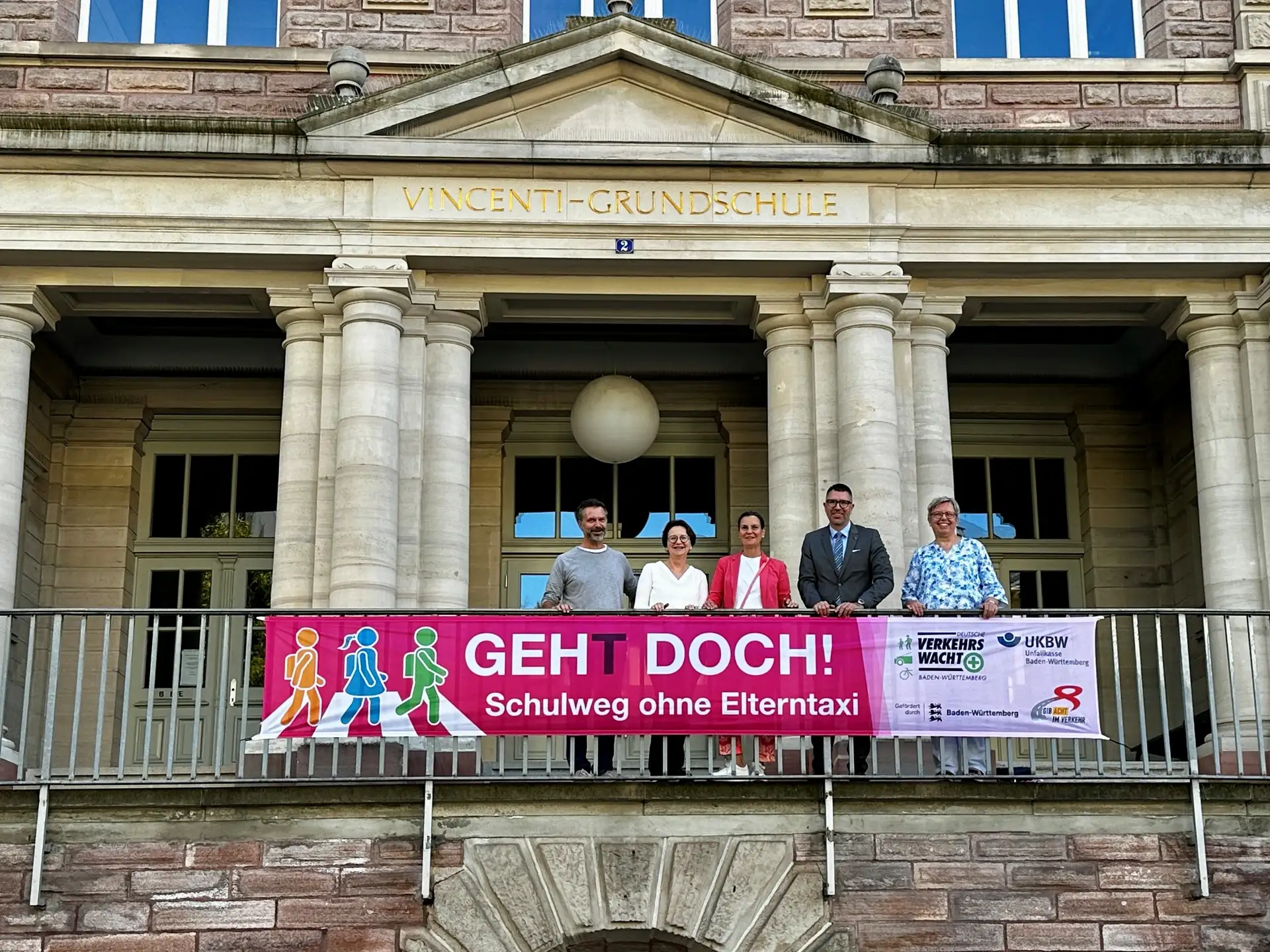 Sicherheit im Fokus: Bei der Anbringung des „Geh(t) doch“-Banners an der Vincenti-Grundschule (von links nach rechts): Alexander Ziola (Schulleiter Vincenti-Grundschule), Petra Heuber (Leiterin Amt für Kultur, Bildung und Sport), Stefanie Weber (Verkehrswacht Baden-Baden e. V.), Bürgermeister Dr. Tobias Krammerbauer und Petra Kurpisz (Leiterin Abteilung Öffentliche Ordnung).