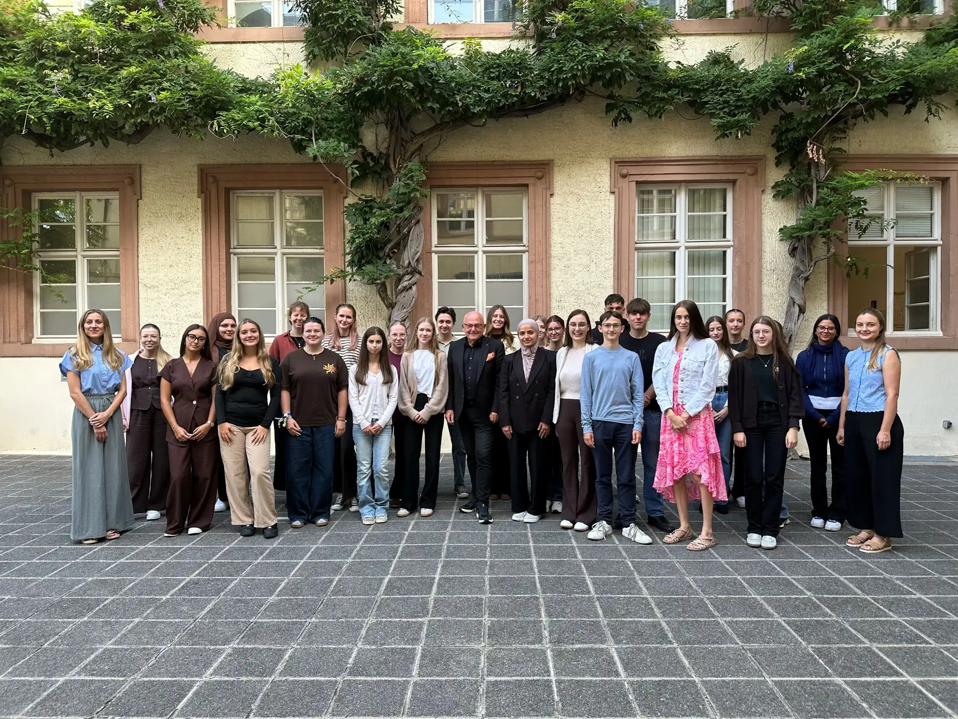Oberbürgermeister Thomas Jung (Bildmitte) begrüßte die neuen Auszubildenden gemeinsam mit der Ausbildungsverantwortlichen Kathrin Karcher (rechts) und ihren Kolleginnen Harriet Merkel und Evelin Storm (von links) von der Abteilung Personalmanagement.