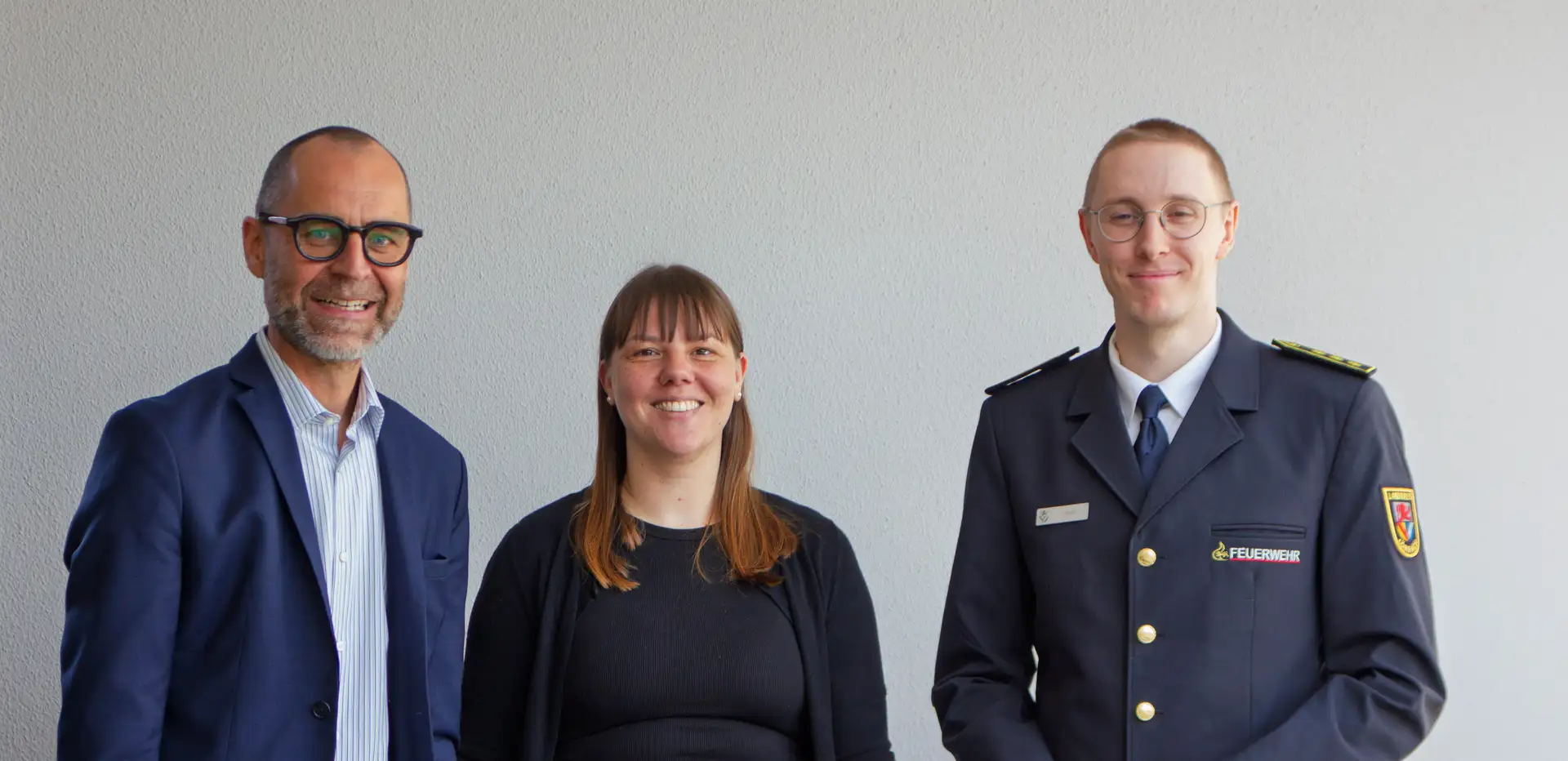 Erster Landesbeamter Ulrich Hoehler mit der neuen Fachbereichsleitung Geraldine Dannecker und dem neuen Kreisbrandmeister Joel Kraft (v. l. n. r.).