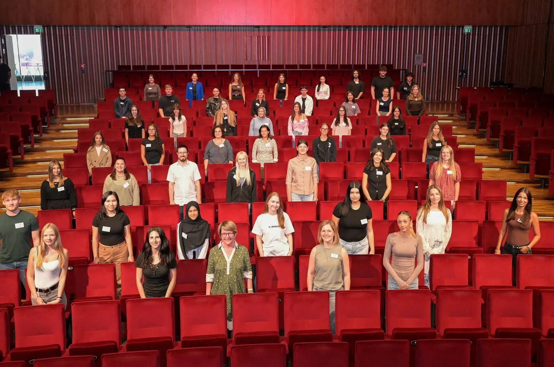 Insgesamt 54 Nachwuchskräfte durften Bürgermeisterin Martina Koch-Haßdenteufel (vorne, Dritte von links) und Ausbildungsleiterin Katrin Vogel (vorne, Vierte von links) am 1. September 2026 bei der Stadt Kornwestheim willkommen heißen.