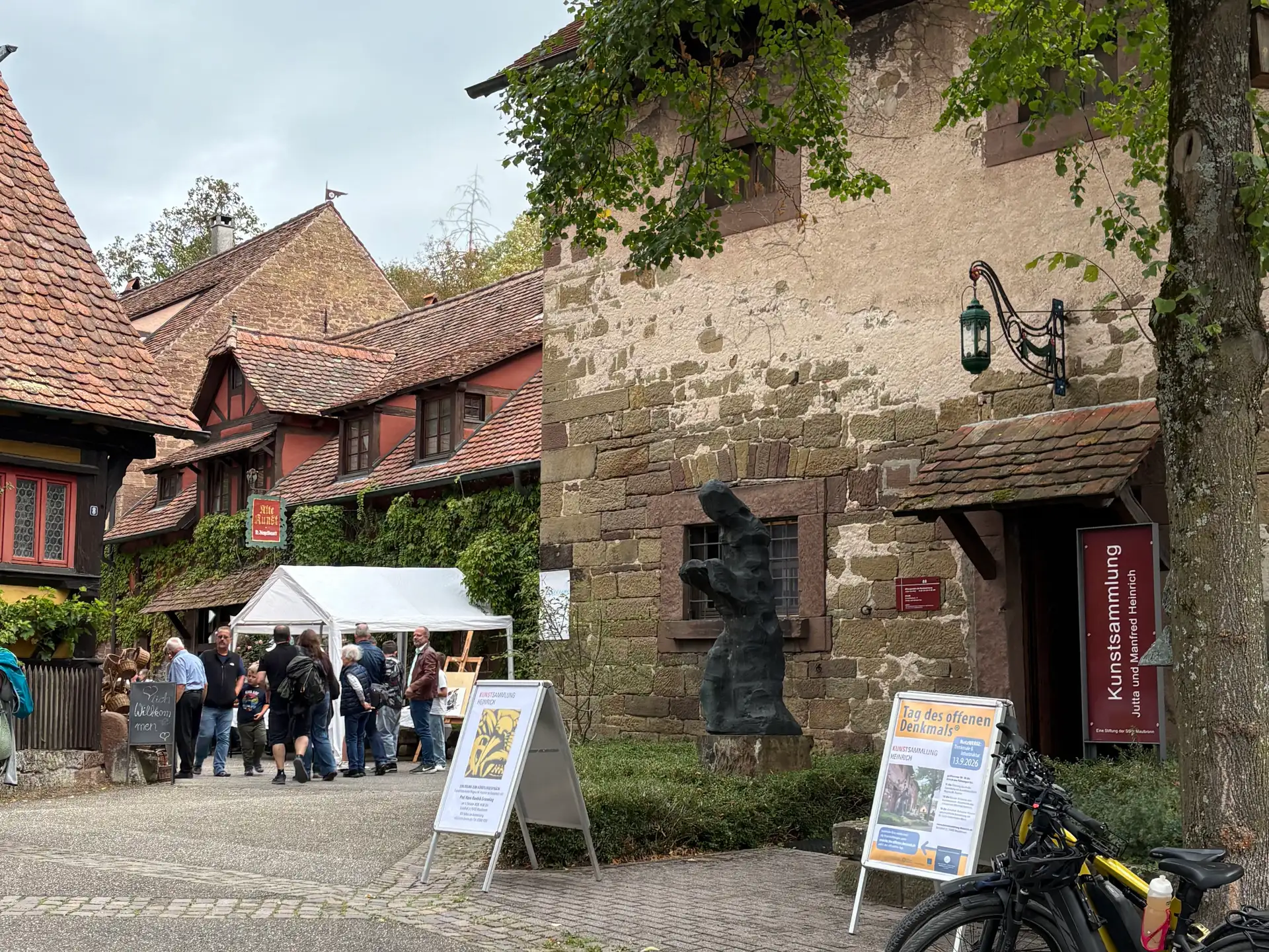 Historischer Scheunenbau auf dem Schafhof mit Kunstsammlung Heinrich im Fokus