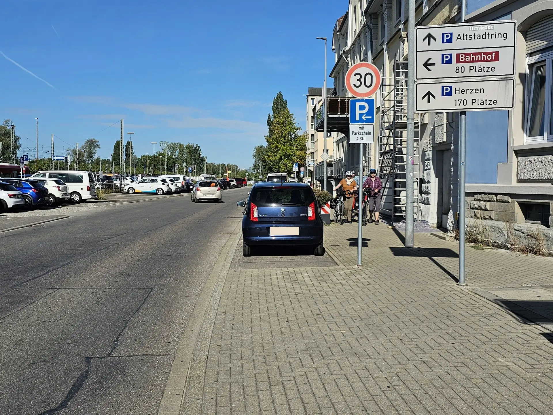 Bürgermeisterin Monika Laule (vorne, links) sowie Stefanie Hepfer (vorne, 4.