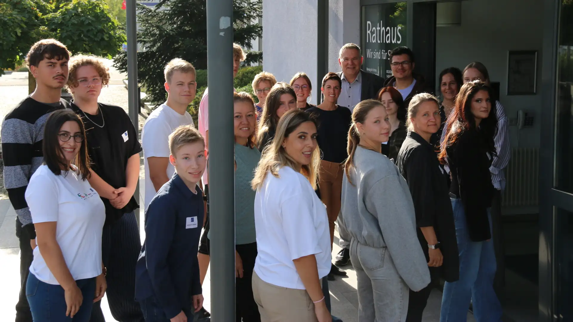 Symbolisches Gruppenfoto zum Ausbildungsstart bei der Stadt Stutensee