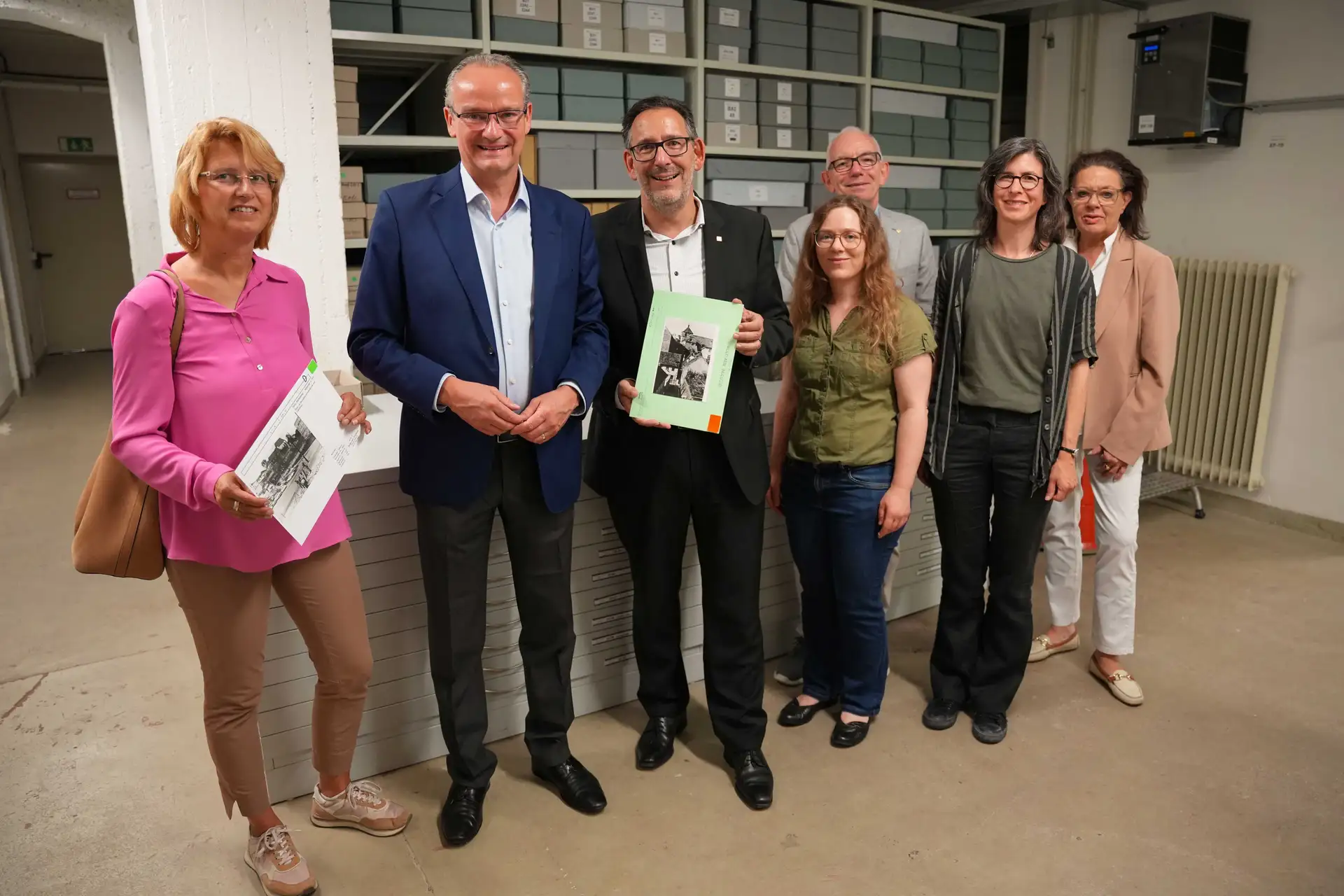 Gunther Krichbaum mit Vertreterinnen und Vertretern im Stadtarchiv Pforzheim