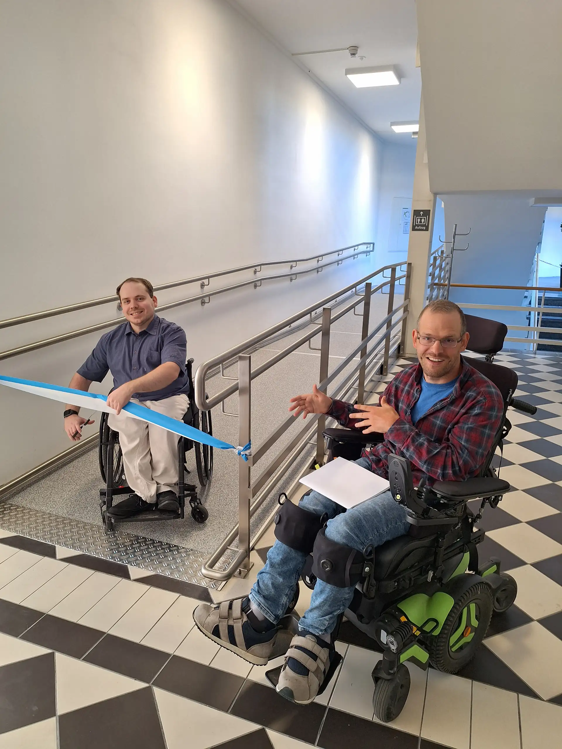 Martin Köhl (rechts) und Leonid Schmidt freuen sich über die neue barrierefreie Rampe. (