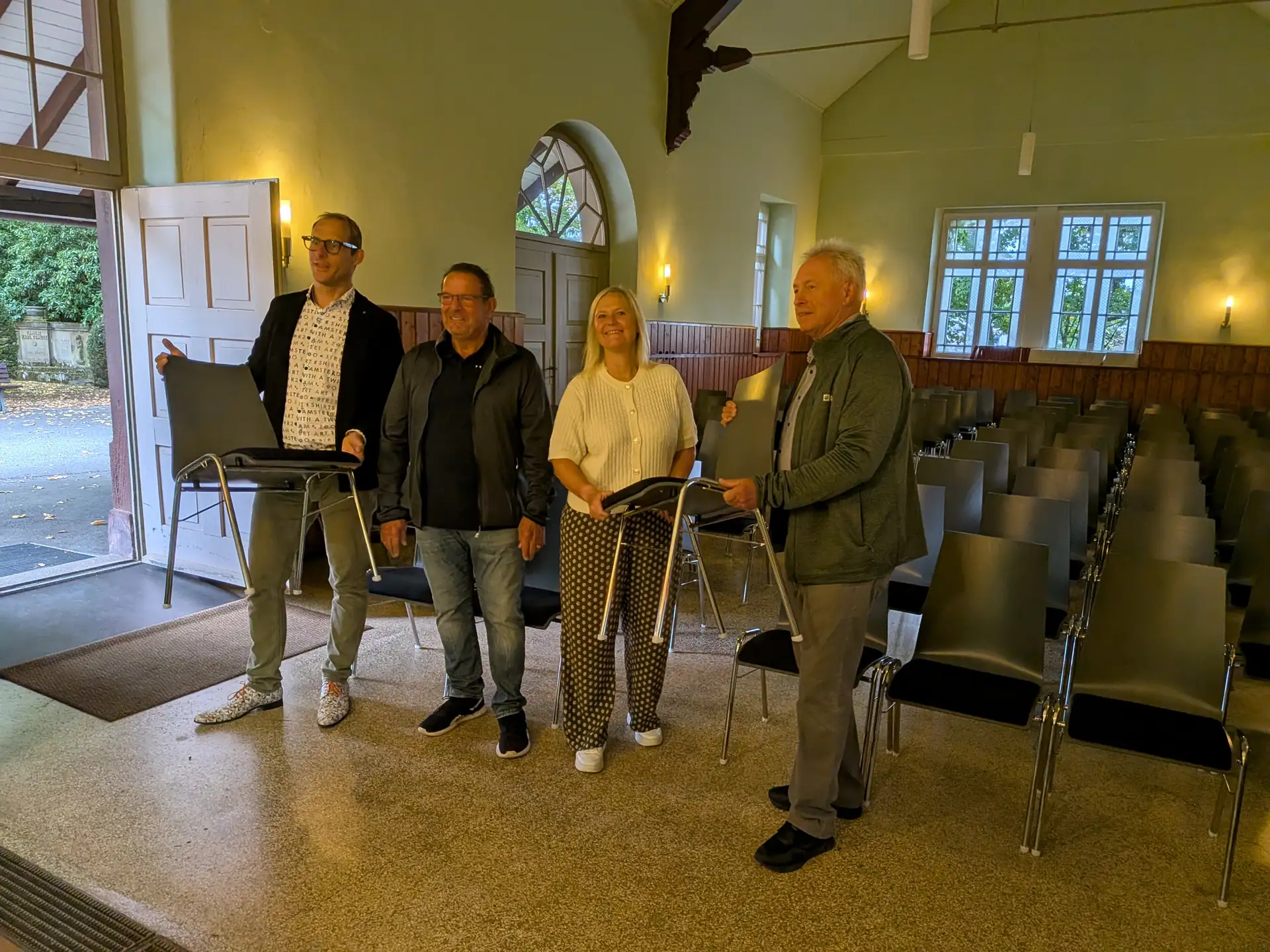 Freude über neue Sitzgelegenheiten in der Aussegnungshalle Dillweißenstein: Daniel Koch, Gunther Ganzhorn, Sandra Heitkamp und Reiner Hummel.