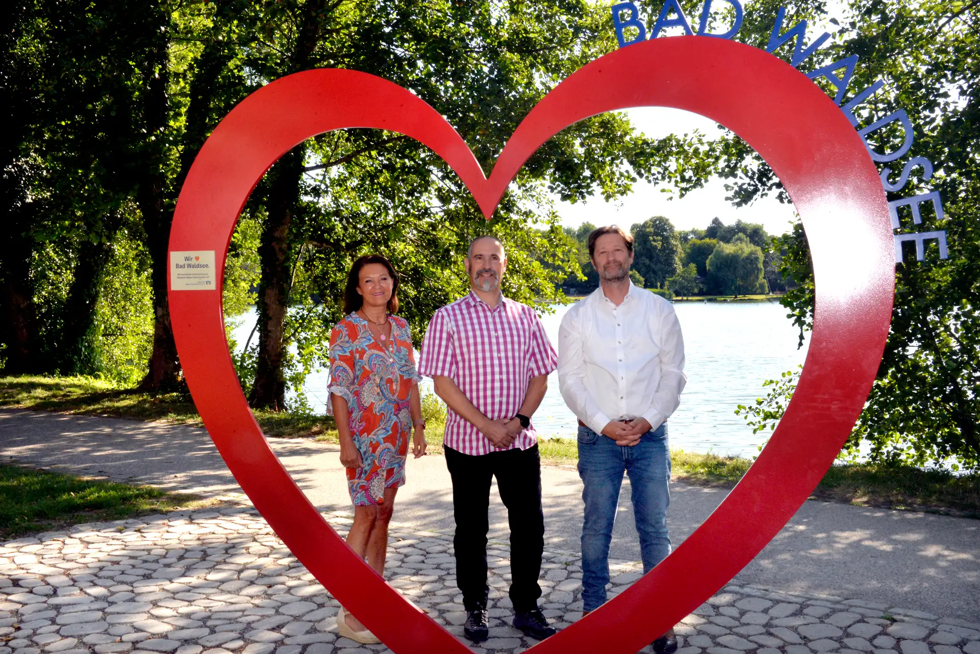 Bürgermeisterin Monika Ludy und Geschäftsführer Charles Hall gratulierten Michael Weiss (Mitte) zu seiner Bestellung zum Leiter der Therapieabteilung der Städtischen Rehakliniken.