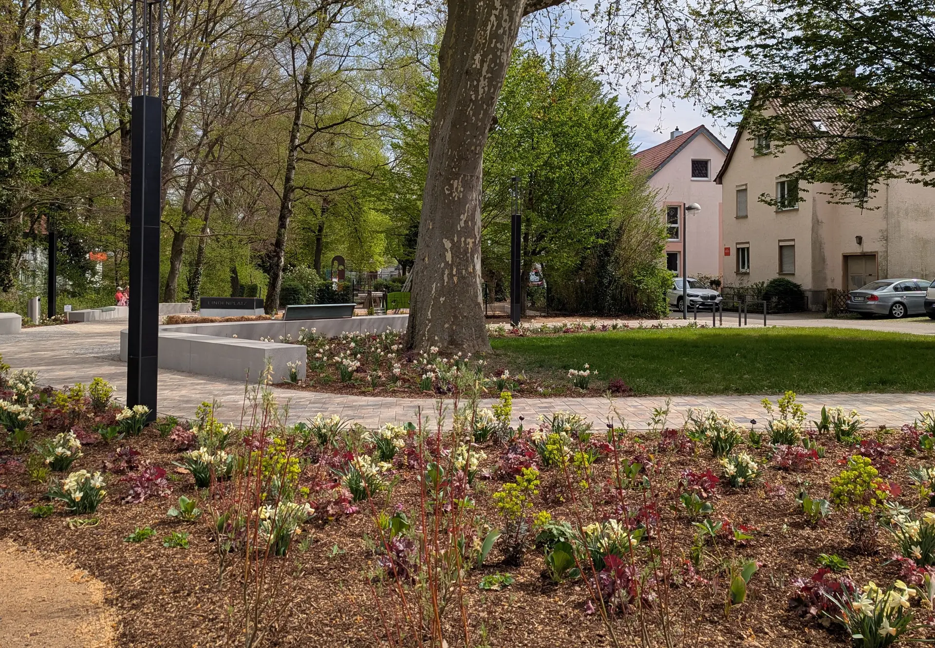 Plakat „METAMORPHOSE“ mit Datum und Uhrzeit für die Übergabe der Skulptur am Lindenplatz und Hinweis auf die Filmpremiere im Michael-Beheim-Saal.