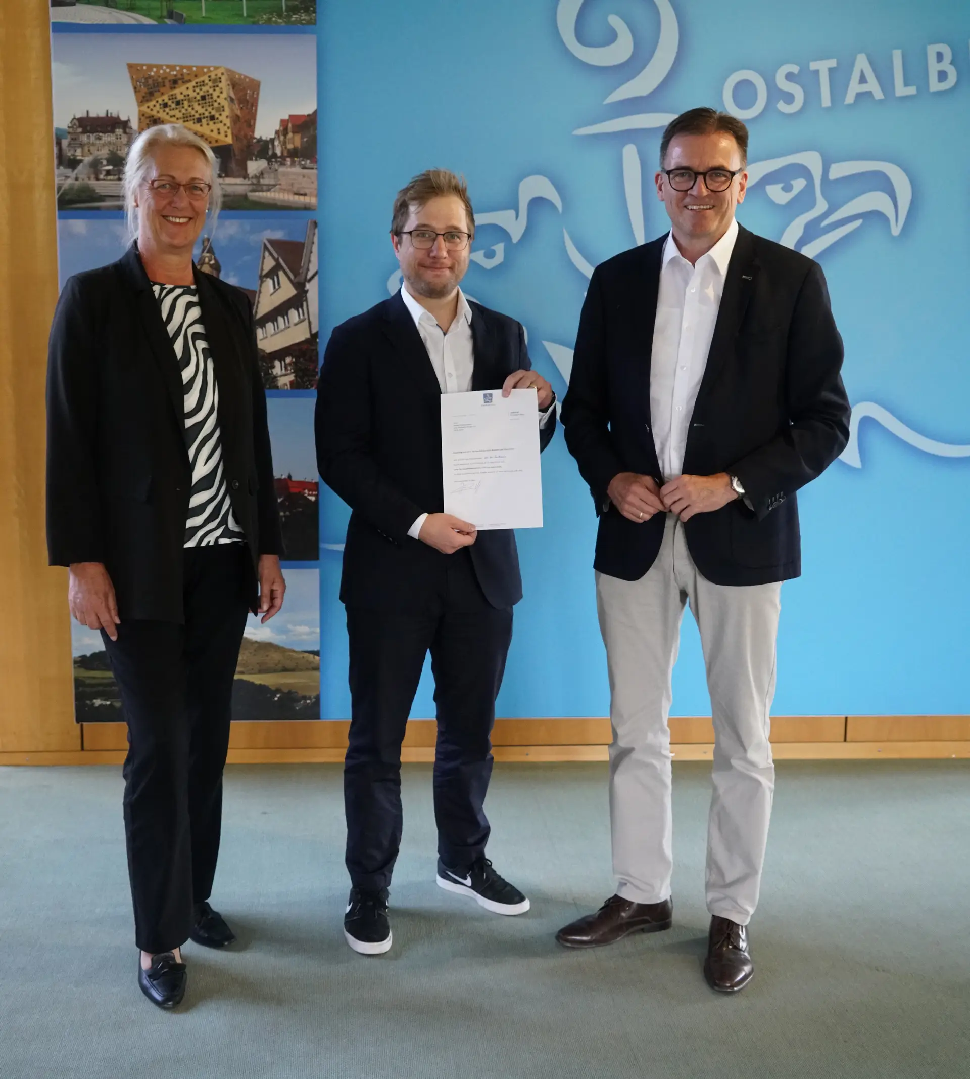 V. l.: Erste Landesbeamtin Gabriele Seefried, der neue Leiter des Bereichs Baurecht und Naturschutz Samuel Reinkensmeier und Landrat Dr. Joachim Bläse Seite 2/1