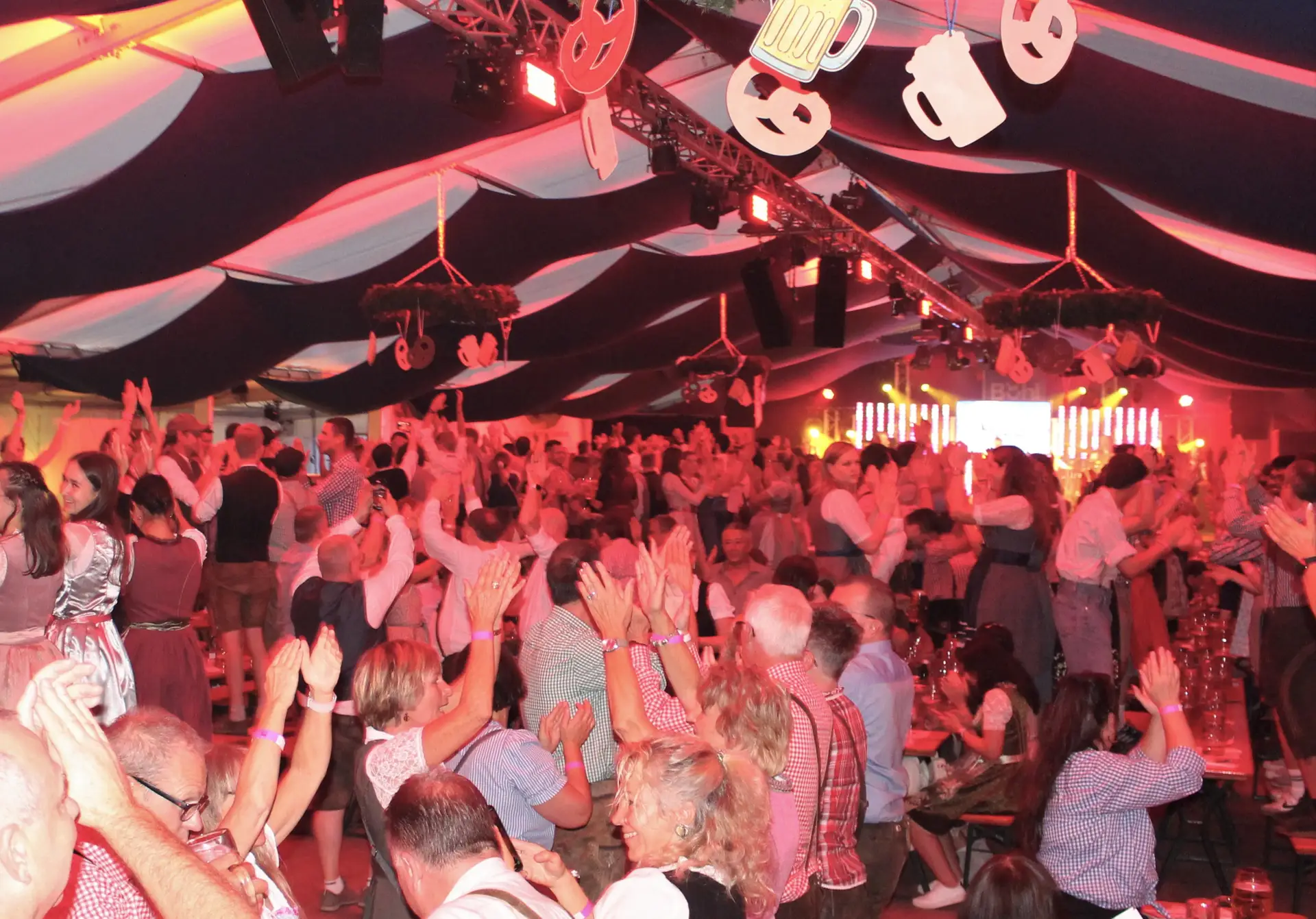 Partystimmung im Festzelt: Mit dem beliebten Dirndl- und Lederhosenabend startet am 10. September die 77. Ausgabe des Bühler Zwetschgenfests.