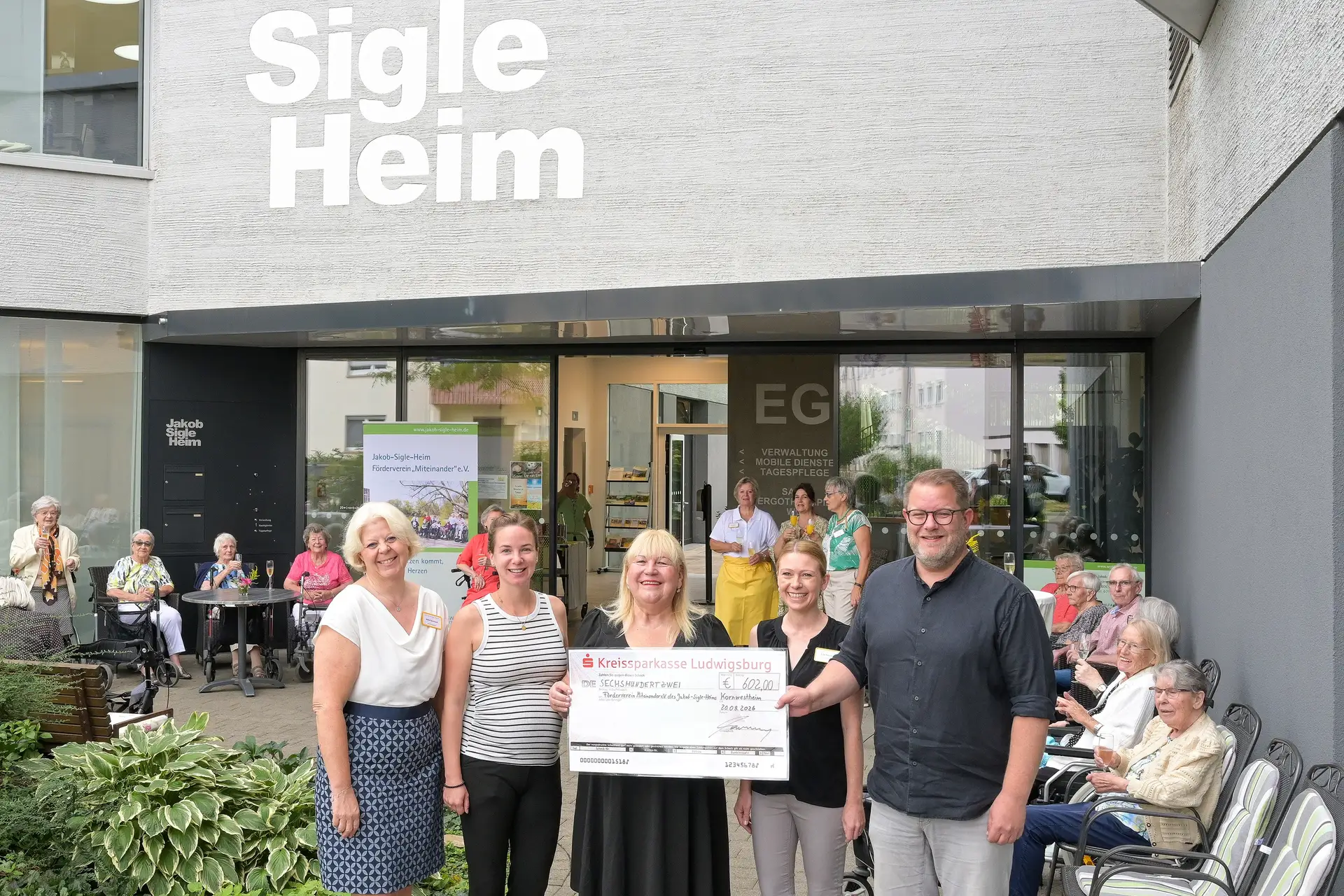 Freuen sich über die Spende: Einrichtungsleiterin Beate Dornbusch (von links), Eyleen Erlenmaier vom Stadtmarketing der Stadt Kornwestheim, Vereinsvorsitzende Anita Scholl, Julia Rathfelder und Oberbürgermeister Nico Lauxmann.