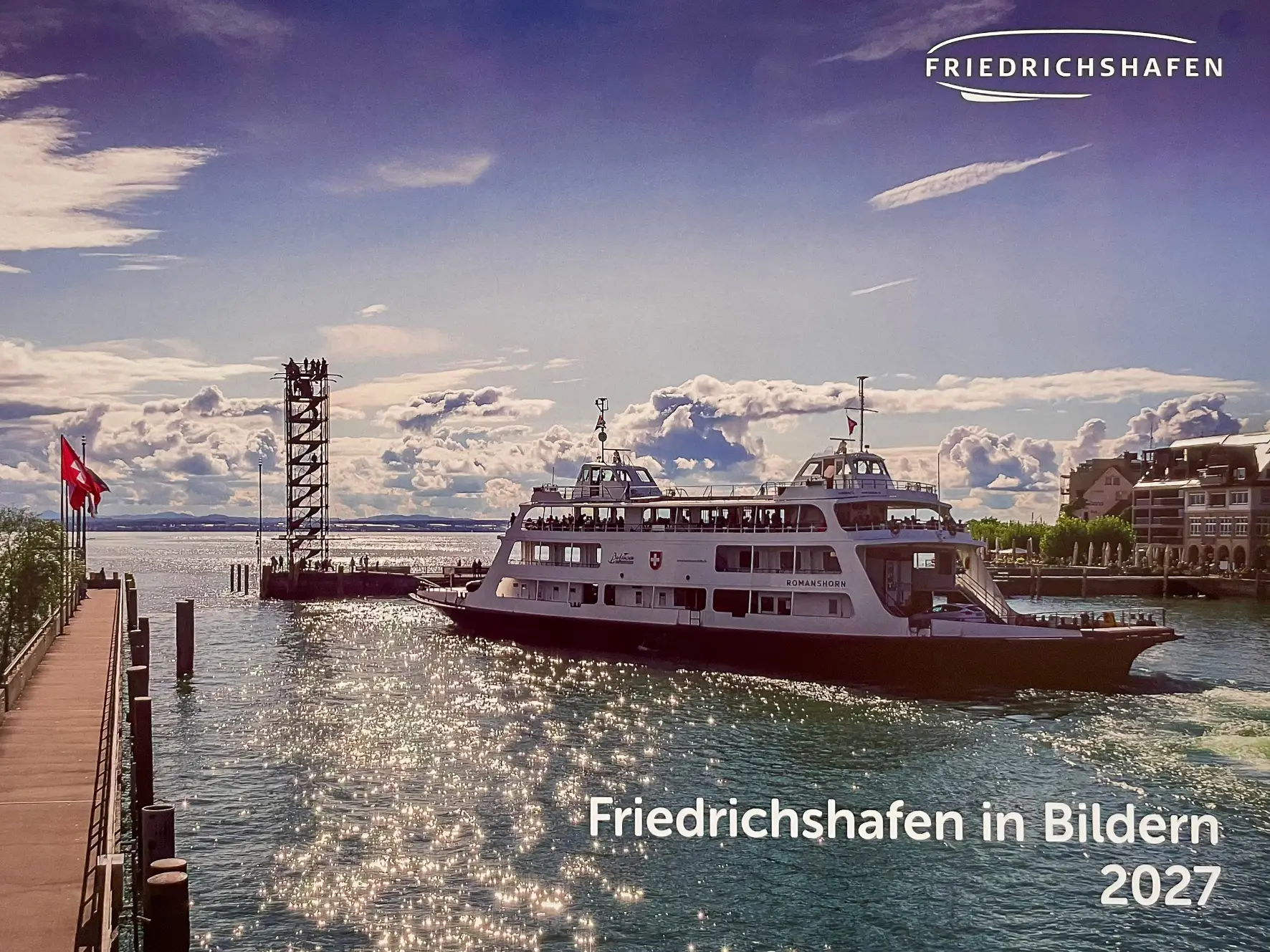 13 Motive, zwölf Monate und jede Menge Friedrichshafen: Der neue Friedrichshafener Fotokalender 2027 ist da.