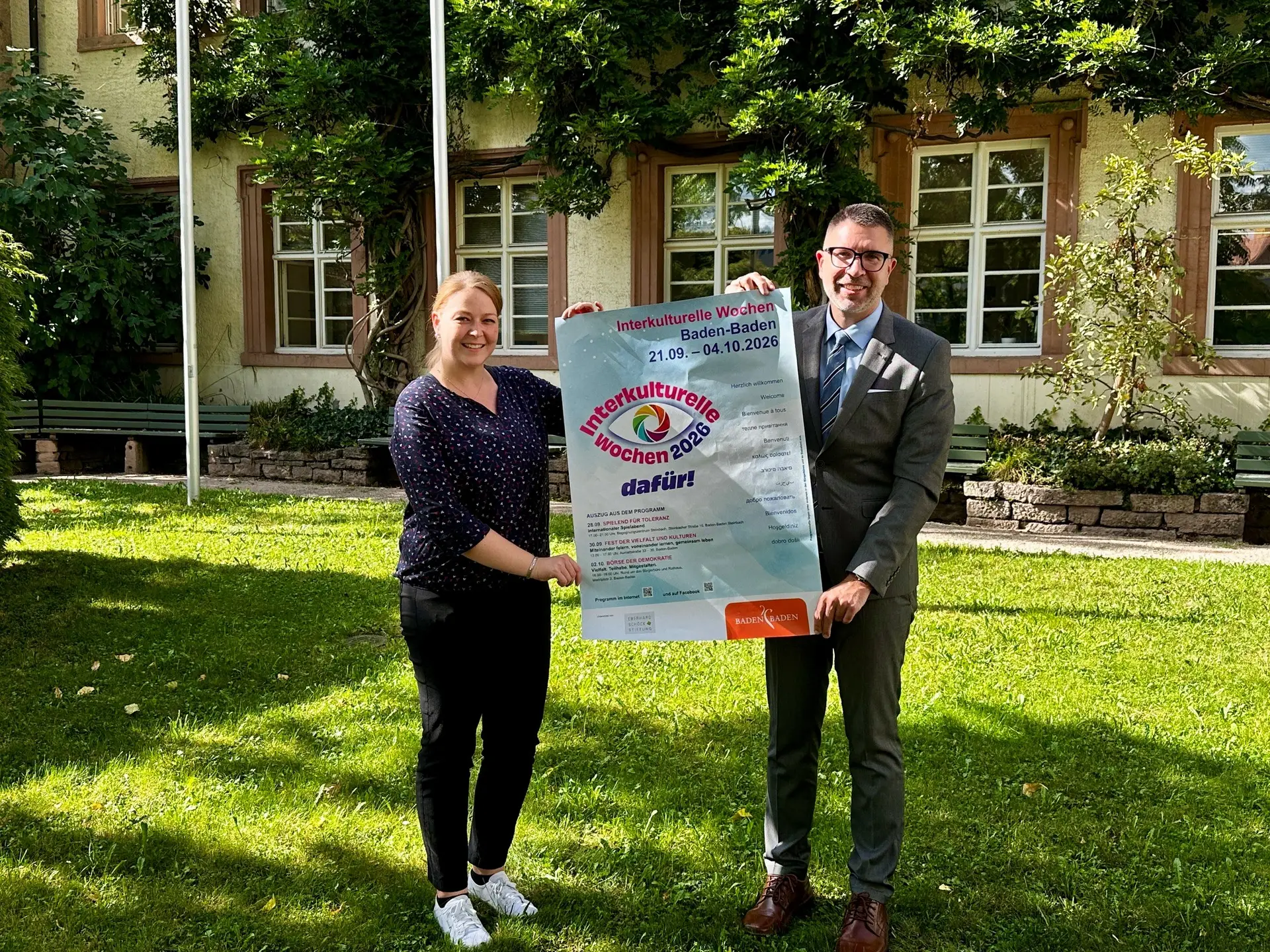Bürgermeister Dr. Tobias Krammerbauer (rechts) und Romana Huck, Stellvertretende Leiterin des Sozial- und Jugendamts, freuen sich auf die Interkulturellen Wochen 2026.