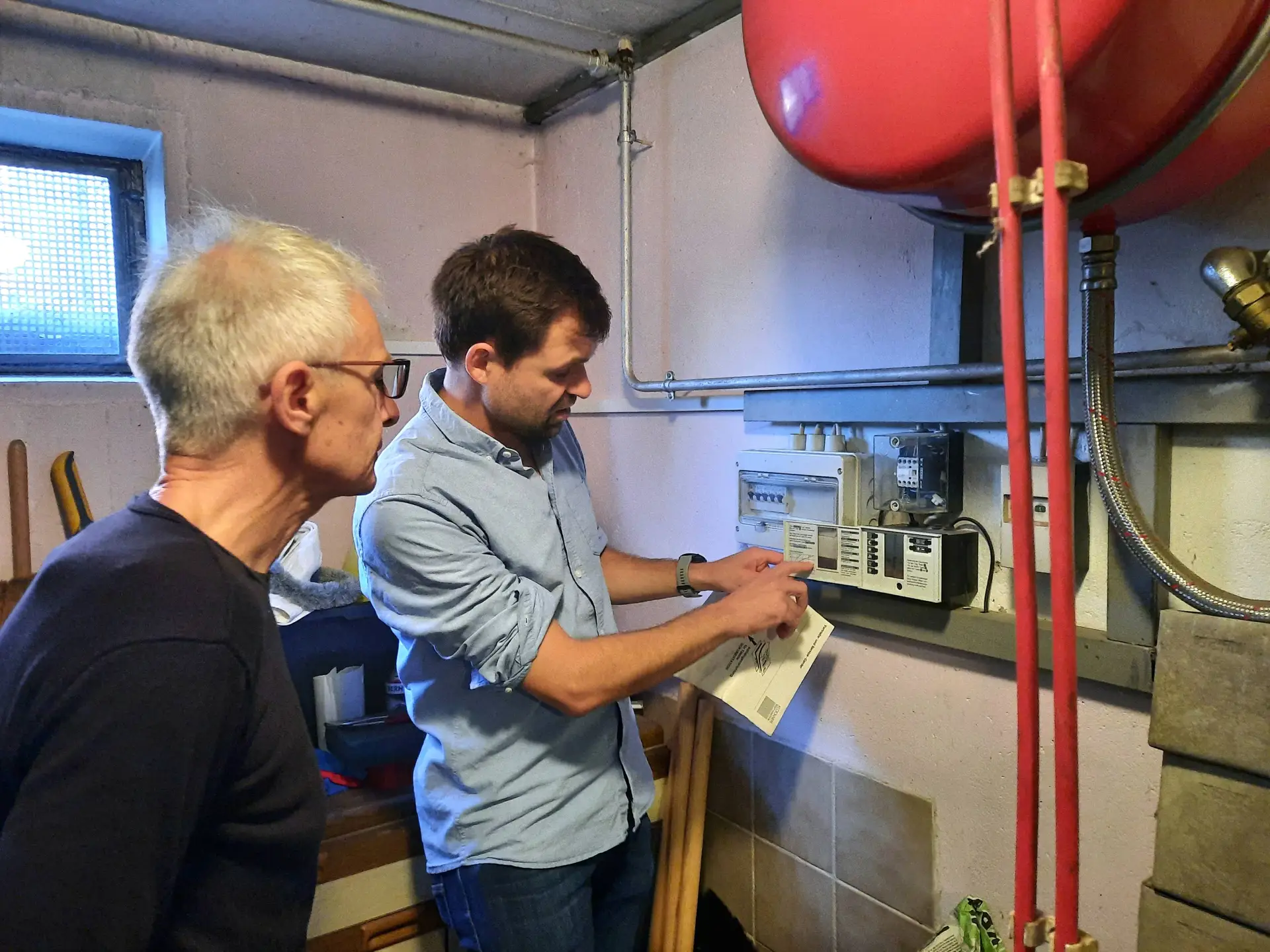 Philipp Ostermaier (rechts im Bild), Energieberater für die Verbraucherzentrale Bayern, begutachtete zusammen mit den Eigentümern der WEG in Bad Wörishofen unter anderem die Heizung.